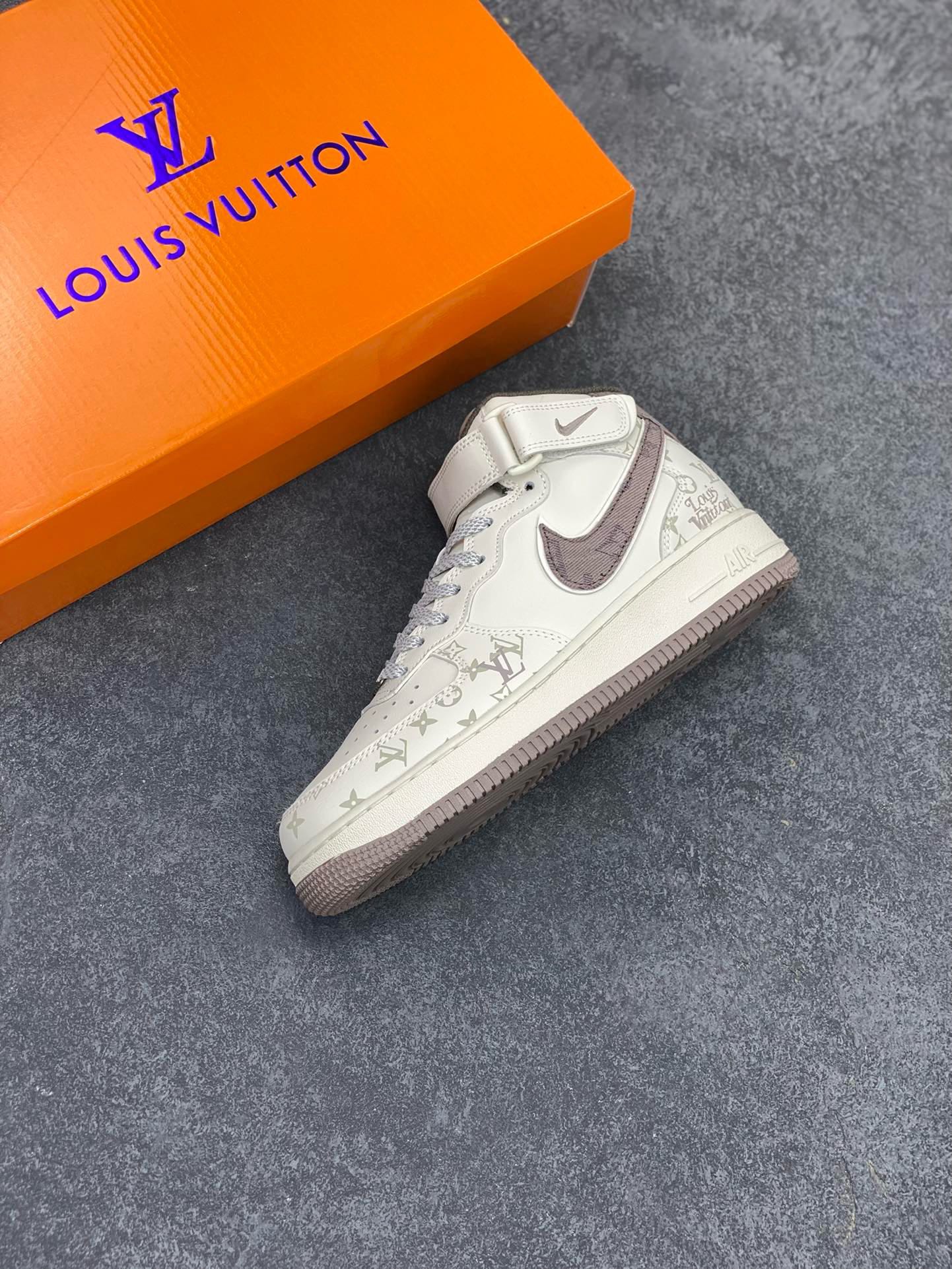 图片[7]-福利特价 NIke Air Force 1 \’07 Low “LV联名–灰牛仔暗夜精灵”空军一号 中帮 运动鞋 休闲鞋 折边针车 工艺难度大 原楦头原纸板 原装鞋盒 定制五金配件 内置全掌气垫 原厂鞋底 货号：DV9988-300 尺码：36 36.5 37.5 38 38.5 39 40 40.5 41 42 42.5 43 44 44.5 45-选品中心