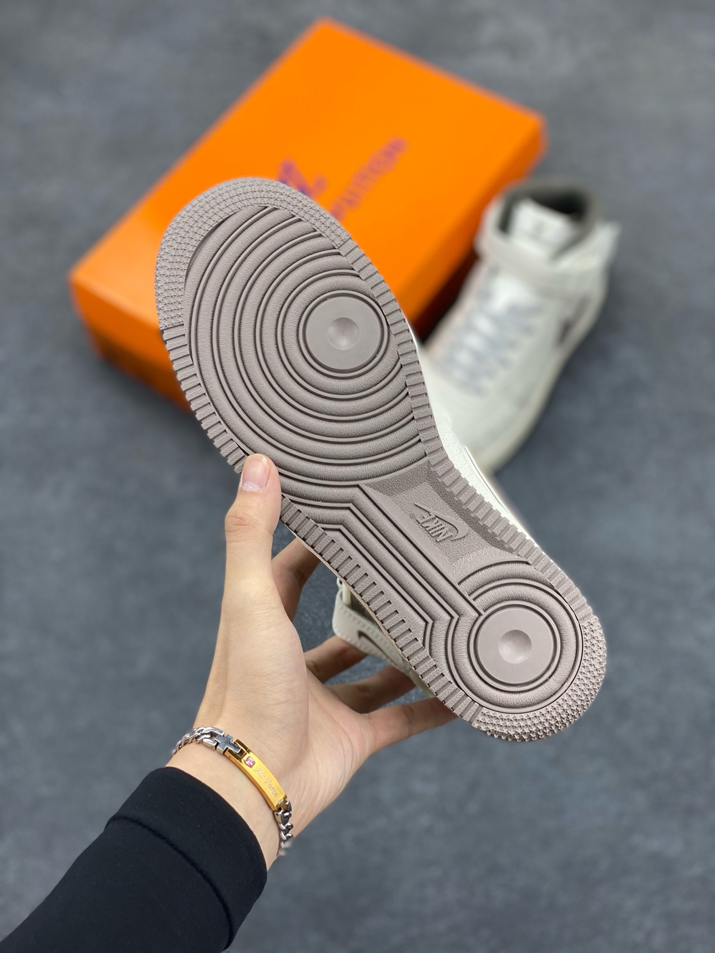 图片[5]-福利特价 NIke Air Force 1 \’07 Low “LV联名–灰牛仔暗夜精灵”空军一号 中帮 运动鞋 休闲鞋 折边针车 工艺难度大 原楦头原纸板 原装鞋盒 定制五金配件 内置全掌气垫 原厂鞋底 货号：DV9988-300 尺码：36 36.5 37.5 38 38.5 39 40 40.5 41 42 42.5 43 44 44.5 45-选品中心