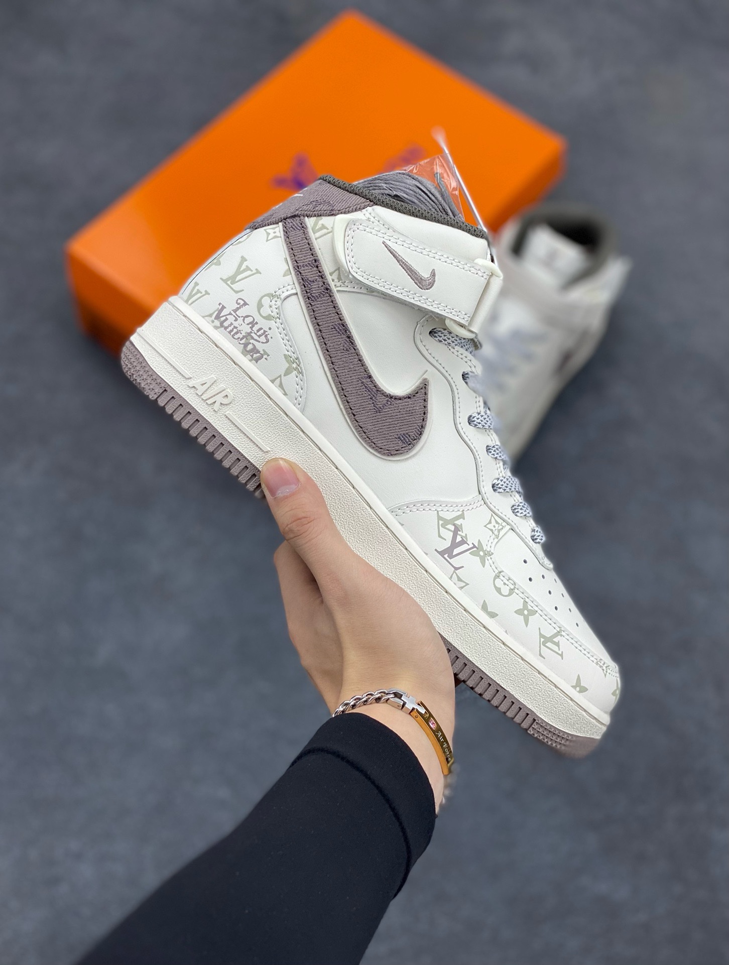 福利特价 NIke Air Force 1 \’07 Low “LV联名–灰牛仔暗夜精灵”空军一号 中帮 运动鞋 休闲鞋 折边针车 工艺难度大 原楦头原纸板 原装鞋盒 定制五金配件 内置全掌气垫 原厂鞋底 货号：DV9988-300 尺码：36 36.5 37.5 38 38.5 39 40 40.5 41 42 42.5 43 44 44.5 45-选品中心