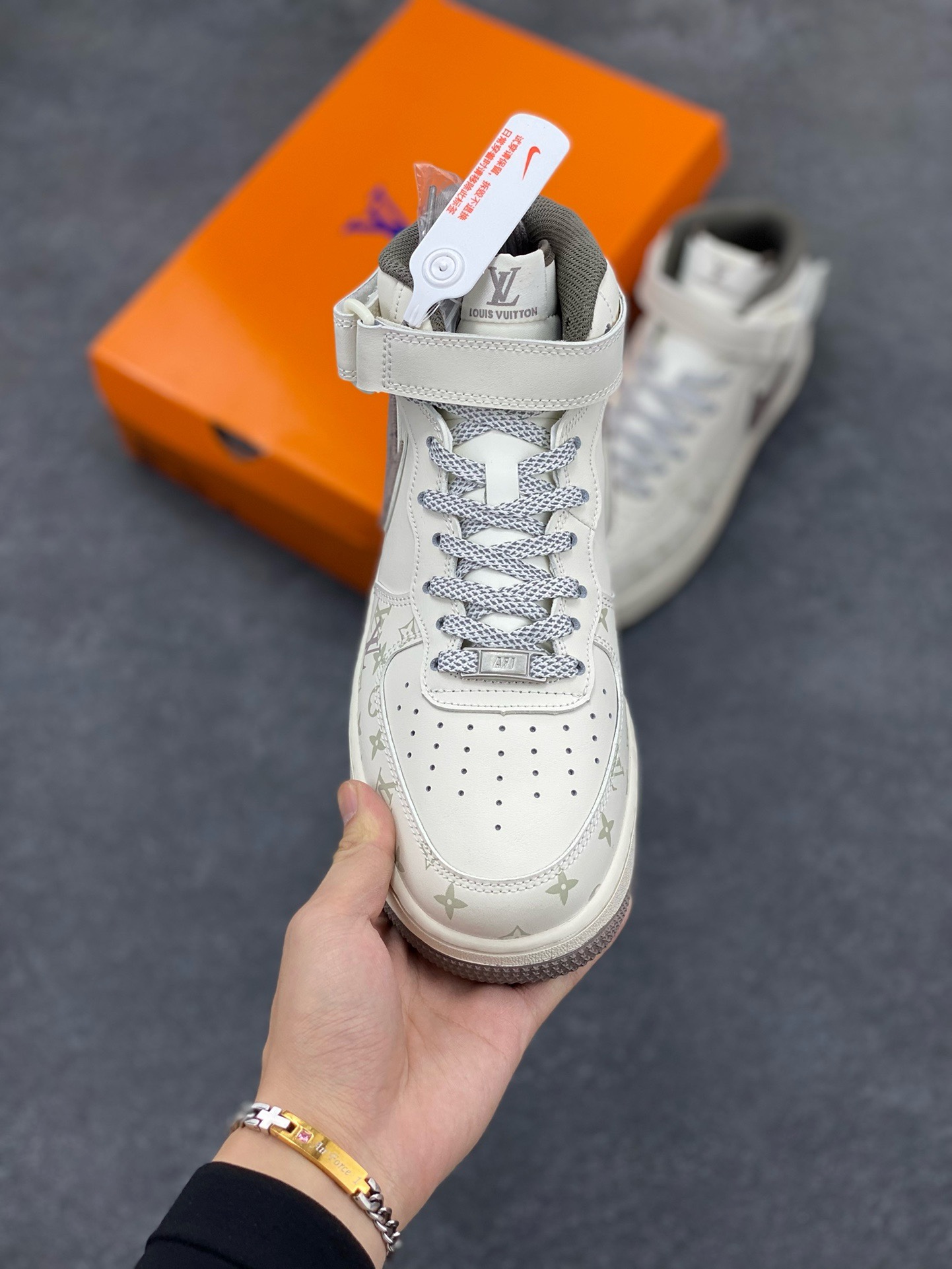 图片[2]-福利特价 NIke Air Force 1 \’07 Low “LV联名–灰牛仔暗夜精灵”空军一号 中帮 运动鞋 休闲鞋 折边针车 工艺难度大 原楦头原纸板 原装鞋盒 定制五金配件 内置全掌气垫 原厂鞋底 货号：DV9988-300 尺码：36 36.5 37.5 38 38.5 39 40 40.5 41 42 42.5 43 44 44.5 45-选品中心