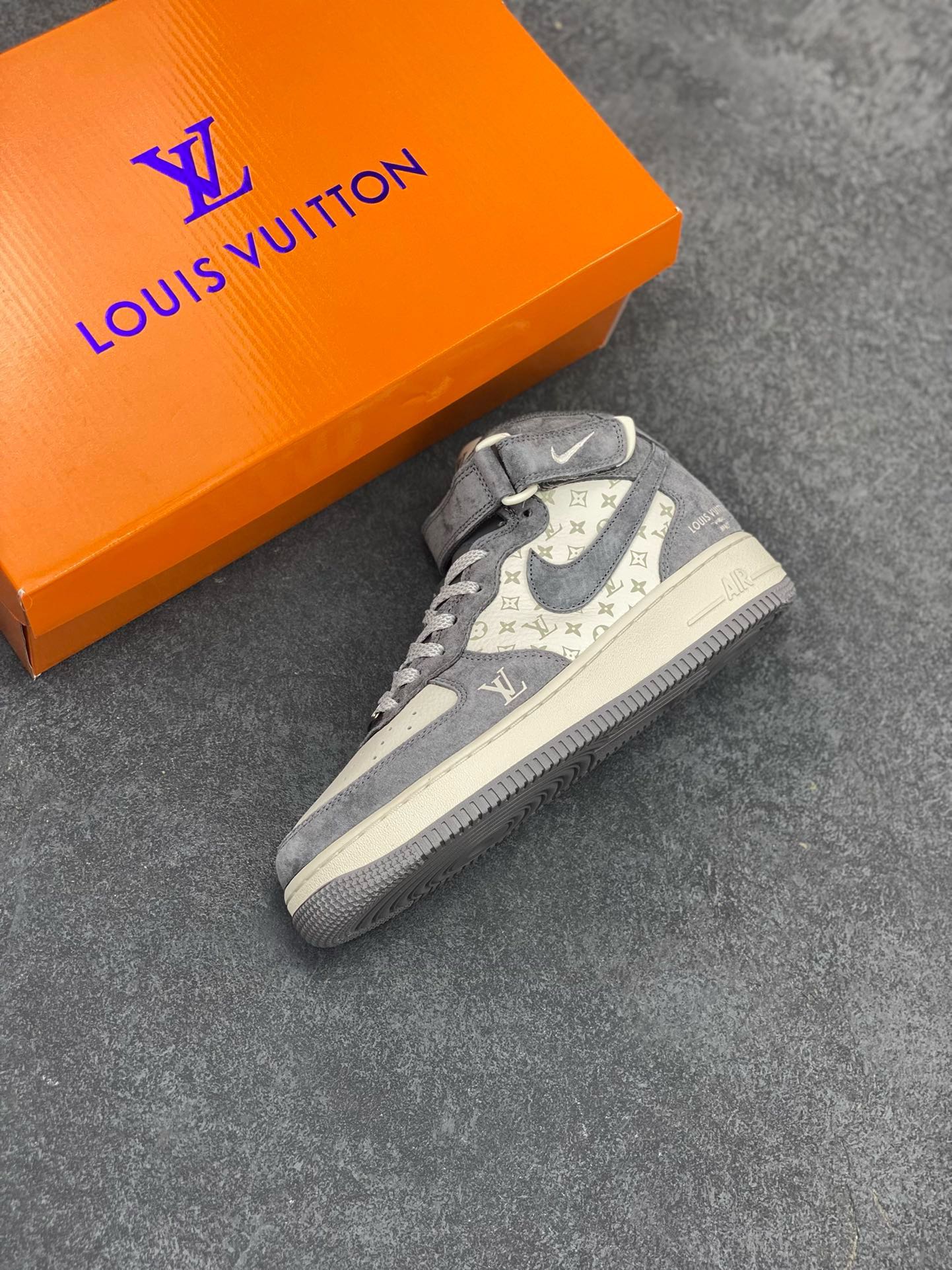 图片[7]-福利特价 NIke Air Force 1 \’07 Low “LV联名–米白灰印花”空军一号 中帮 运动鞋 休闲鞋 折边针车 工艺难度大 原楦头原纸板 原装鞋盒 定制五金配件 内置全掌气垫 原厂鞋底 货号：DV9988-200 尺码：36 36.5 37.5 38 38.5 39 40 40.5 41 42 42.5 43 44 44.5 45-选品中心