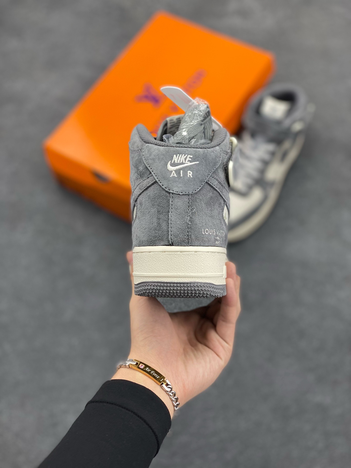 图片[4]-福利特价 NIke Air Force 1 \’07 Low “LV联名–米白灰印花”空军一号 中帮 运动鞋 休闲鞋 折边针车 工艺难度大 原楦头原纸板 原装鞋盒 定制五金配件 内置全掌气垫 原厂鞋底 货号：DV9988-200 尺码：36 36.5 37.5 38 38.5 39 40 40.5 41 42 42.5 43 44 44.5 45-选品中心