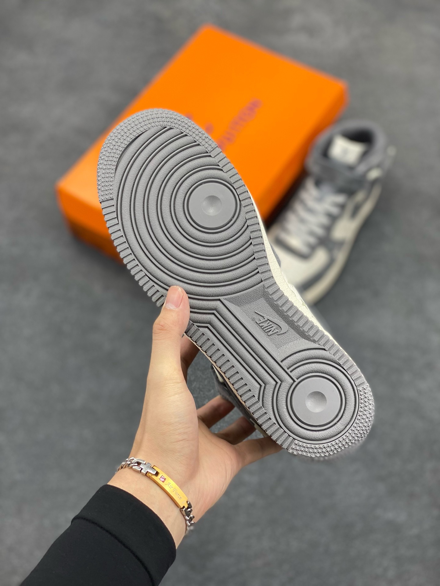 图片[5]-福利特价 NIke Air Force 1 \’07 Low “LV联名–米白灰印花”空军一号 中帮 运动鞋 休闲鞋 折边针车 工艺难度大 原楦头原纸板 原装鞋盒 定制五金配件 内置全掌气垫 原厂鞋底 货号：DV9988-200 尺码：36 36.5 37.5 38 38.5 39 40 40.5 41 42 42.5 43 44 44.5 45-选品中心