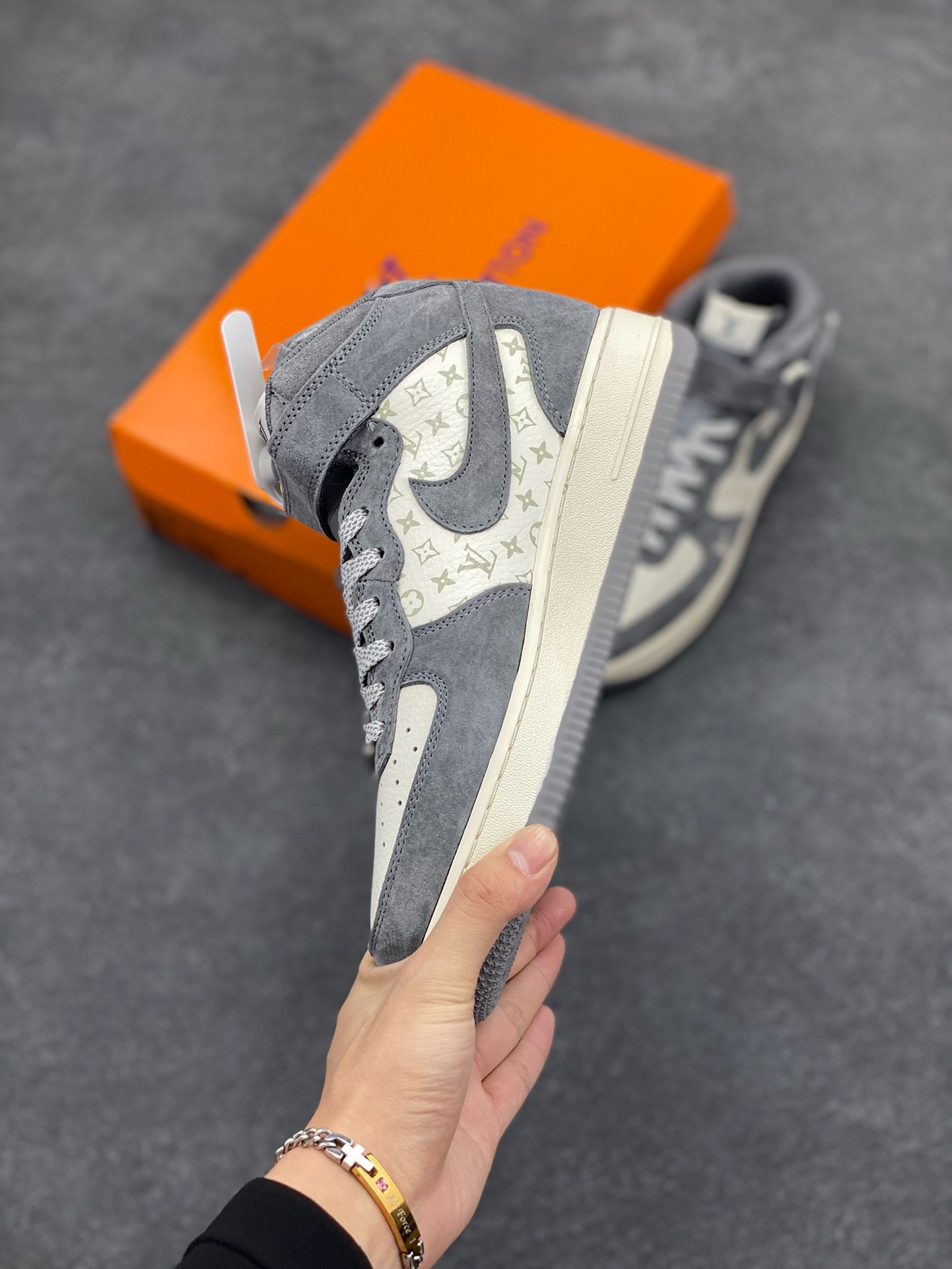 图片[3]-福利特价 NIke Air Force 1 \’07 Low “LV联名–米白灰印花”空军一号 中帮 运动鞋 休闲鞋 折边针车 工艺难度大 原楦头原纸板 原装鞋盒 定制五金配件 内置全掌气垫 原厂鞋底 货号：DV9988-200 尺码：36 36.5 37.5 38 38.5 39 40 40.5 41 42 42.5 43 44 44.5 45-选品中心