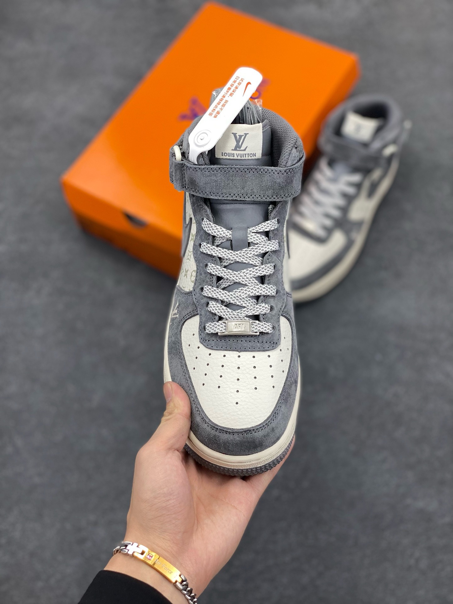 图片[2]-福利特价 NIke Air Force 1 \’07 Low “LV联名–米白灰印花”空军一号 中帮 运动鞋 休闲鞋 折边针车 工艺难度大 原楦头原纸板 原装鞋盒 定制五金配件 内置全掌气垫 原厂鞋底 货号：DV9988-200 尺码：36 36.5 37.5 38 38.5 39 40 40.5 41 42 42.5 43 44 44.5 45-选品中心