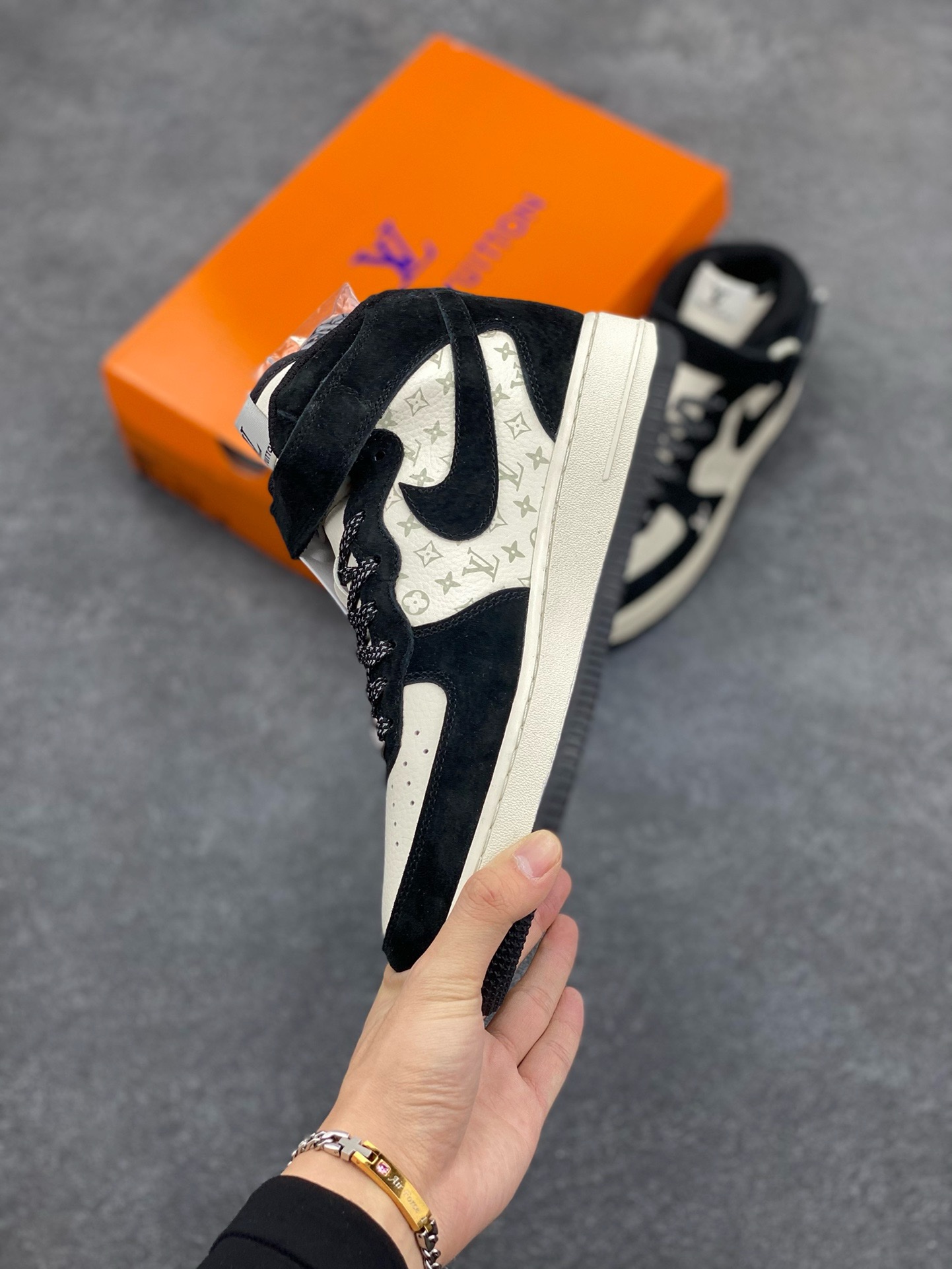 图片[3]-福利特价 NIke Air Force 1 \’07 Low “LV联名–米白黑印花”空军一号 中帮 运动鞋 休闲鞋 折边针车 工艺难度大 原楦头原纸板 原装鞋盒 定制五金配件 内置全掌气垫 原厂鞋底 货号：DV9988-100 尺码：36 36.5 37.5 38 38.5 39 40 40.5 41 42 42.5 43 44 44.5 45-选品中心