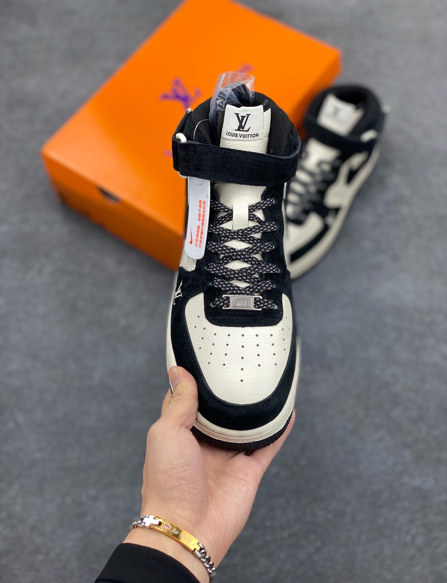 图片[2]-福利特价 NIke Air Force 1 \’07 Low “LV联名–米白黑印花”空军一号 中帮 运动鞋 休闲鞋 折边针车 工艺难度大 原楦头原纸板 原装鞋盒 定制五金配件 内置全掌气垫 原厂鞋底 货号：DV9988-100 尺码：36 36.5 37.5 38 38.5 39 40 40.5 41 42 42.5 43 44 44.5 45-选品中心