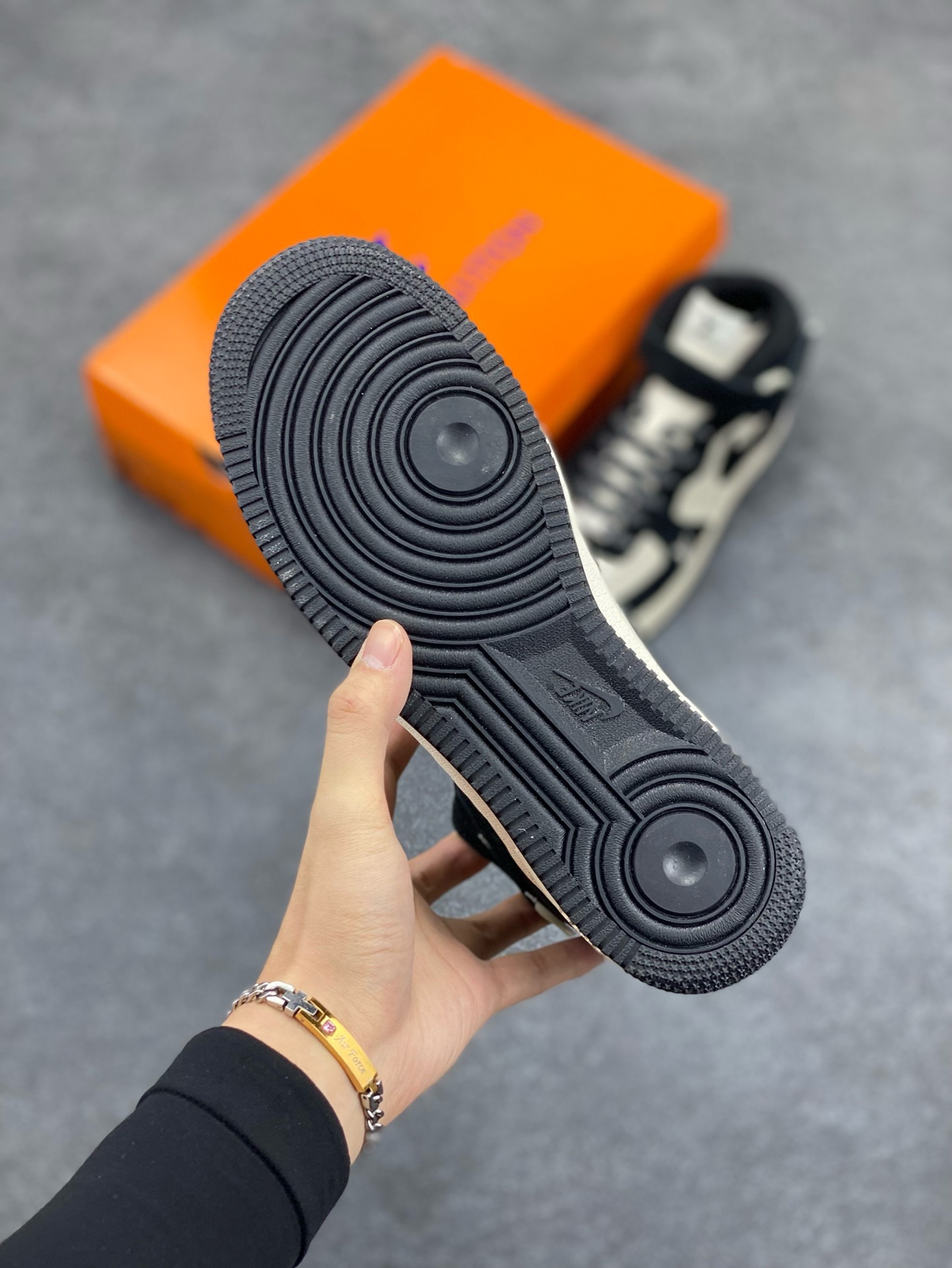 图片[5]-福利特价 NIke Air Force 1 \’07 Low “LV联名–米白黑印花”空军一号 中帮 运动鞋 休闲鞋 折边针车 工艺难度大 原楦头原纸板 原装鞋盒 定制五金配件 内置全掌气垫 原厂鞋底 货号：DV9988-100 尺码：36 36.5 37.5 38 38.5 39 40 40.5 41 42 42.5 43 44 44.5 45-选品中心