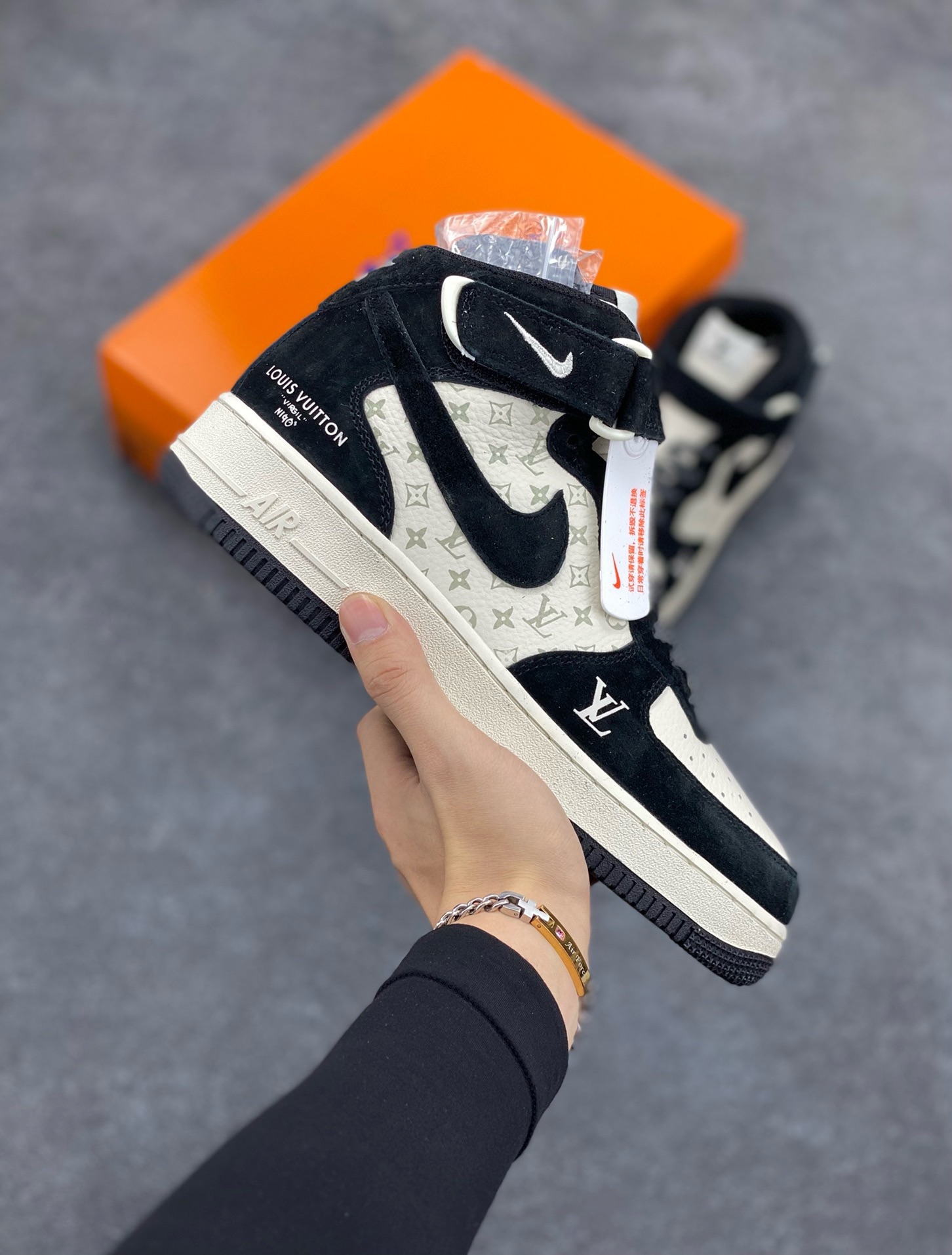 福利特价 NIke Air Force 1 \’07 Low “LV联名–米白黑印花”空军一号 中帮 运动鞋 休闲鞋 折边针车 工艺难度大 原楦头原纸板 原装鞋盒 定制五金配件 内置全掌气垫 原厂鞋底 货号:DV9988-100 尺码:36 36.5 37.5 38 38.5 39 40 40.5 41 42 42.5 43 44 44.5 45-选品中心