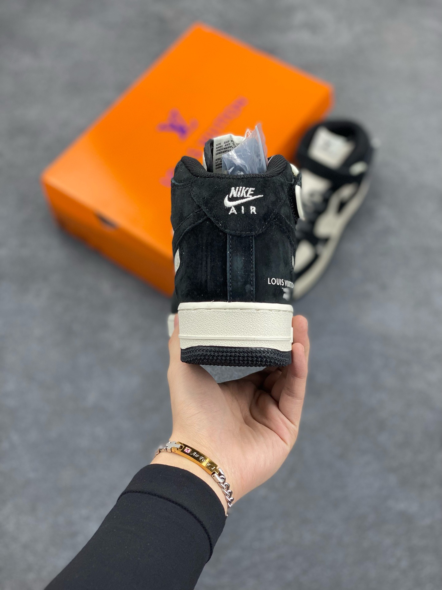 图片[4]-福利特价 NIke Air Force 1 \’07 Low “LV联名–米白黑印花”空军一号 中帮 运动鞋 休闲鞋 折边针车 工艺难度大 原楦头原纸板 原装鞋盒 定制五金配件 内置全掌气垫 原厂鞋底 货号：DV9988-100 尺码：36 36.5 37.5 38 38.5 39 40 40.5 41 42 42.5 43 44 44.5 45-选品中心