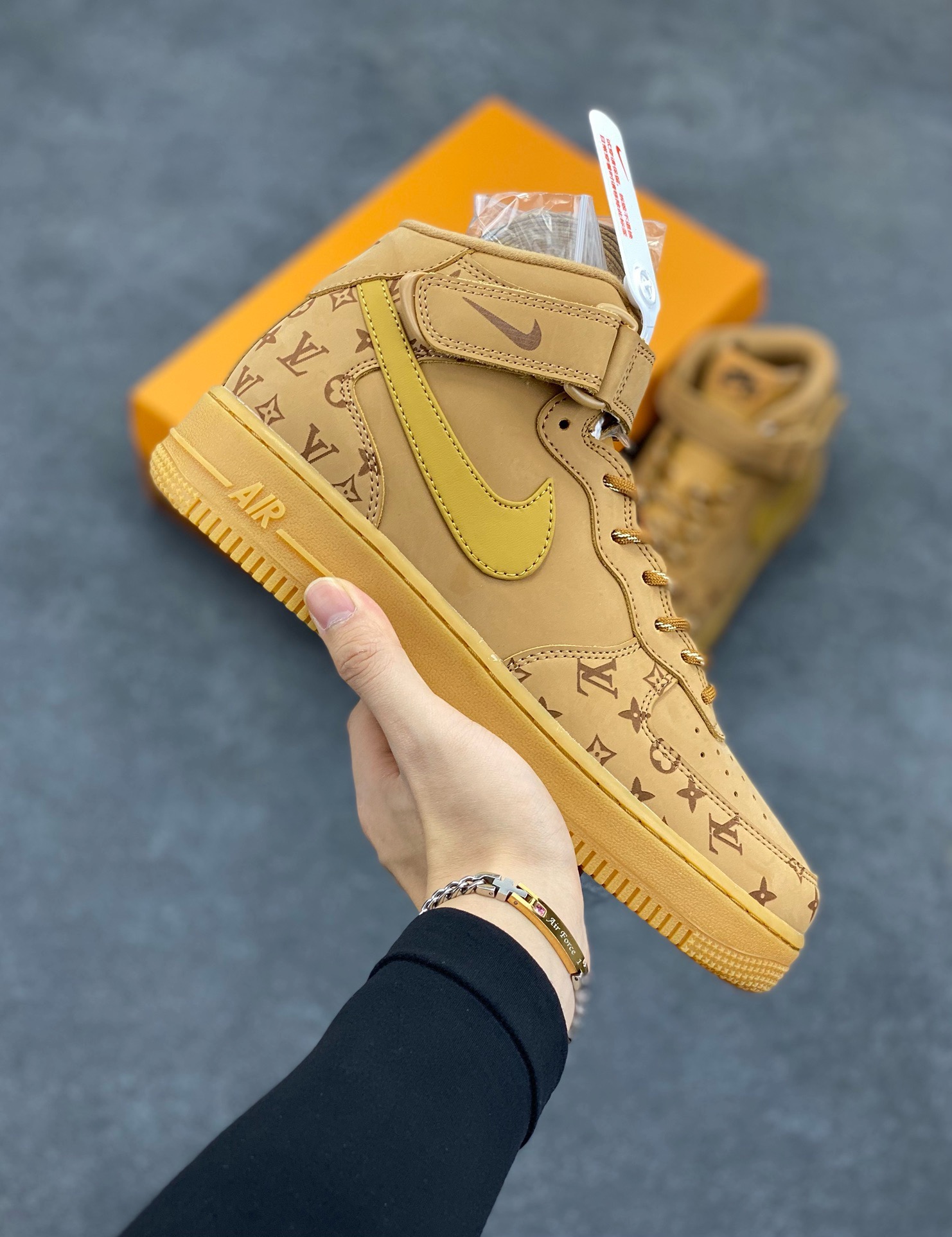 福利特价 NIke Air Force 1 \’07 Low “LV联名–小麦印花”空军一号 中帮 运动鞋 休闲鞋 折边针车 工艺难度大 原楦头原纸板 原装鞋盒 定制五金配件 内置全掌气垫 原厂鞋底 货号：DV9988-500 尺码：36 36.5 37.5 38 38.5 39 40 40.5 41 42 42.5 43 44 44.5 45-选品中心