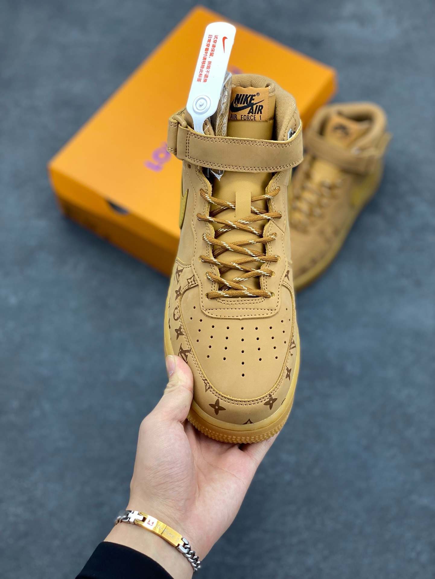 图片[2]-福利特价 NIke Air Force 1 \’07 Low “LV联名–小麦印花”空军一号 中帮 运动鞋 休闲鞋 折边针车 工艺难度大 原楦头原纸板 原装鞋盒 定制五金配件 内置全掌气垫 原厂鞋底 货号：DV9988-500 尺码：36 36.5 37.5 38 38.5 39 40 40.5 41 42 42.5 43 44 44.5 45-选品中心