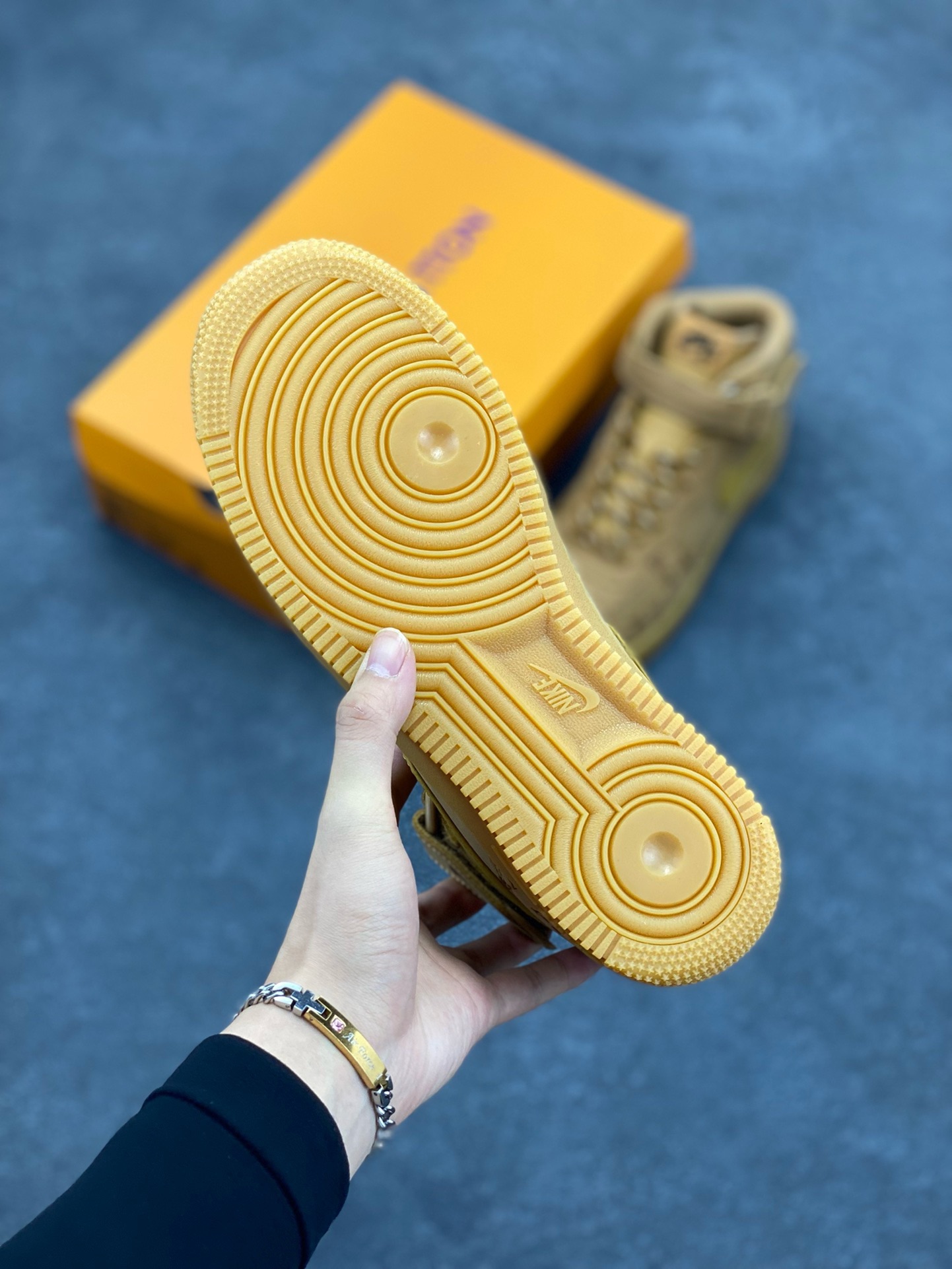 图片[5]-福利特价 NIke Air Force 1 \’07 Low “LV联名–小麦印花”空军一号 中帮 运动鞋 休闲鞋 折边针车 工艺难度大 原楦头原纸板 原装鞋盒 定制五金配件 内置全掌气垫 原厂鞋底 货号：DV9988-500 尺码：36 36.5 37.5 38 38.5 39 40 40.5 41 42 42.5 43 44 44.5 45-选品中心