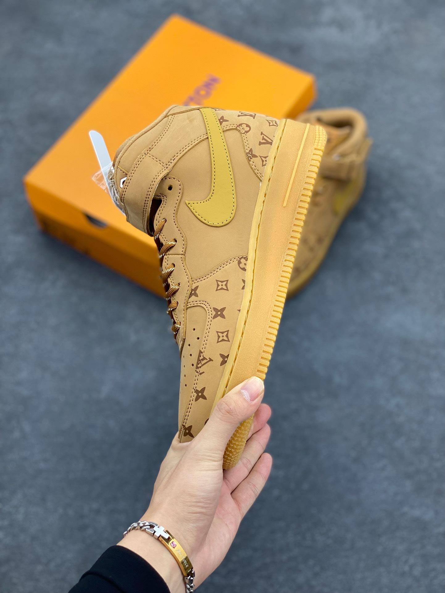 图片[3]-福利特价 NIke Air Force 1 \’07 Low “LV联名–小麦印花”空军一号 中帮 运动鞋 休闲鞋 折边针车 工艺难度大 原楦头原纸板 原装鞋盒 定制五金配件 内置全掌气垫 原厂鞋底 货号：DV9988-500 尺码：36 36.5 37.5 38 38.5 39 40 40.5 41 42 42.5 43 44 44.5 45-选品中心