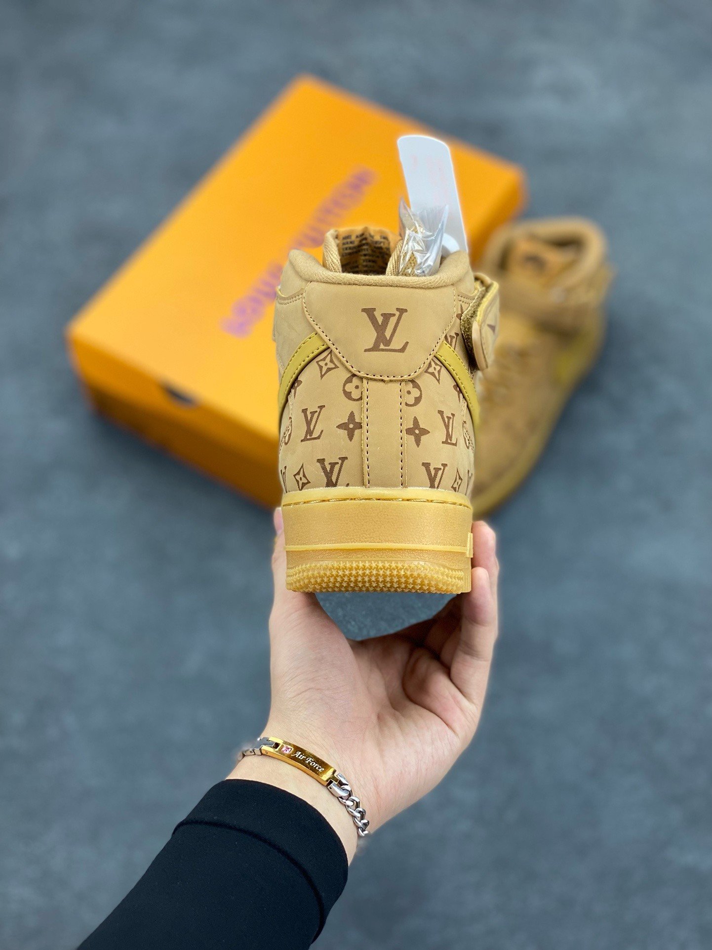 图片[4]-福利特价 NIke Air Force 1 \’07 Low “LV联名–小麦印花”空军一号 中帮 运动鞋 休闲鞋 折边针车 工艺难度大 原楦头原纸板 原装鞋盒 定制五金配件 内置全掌气垫 原厂鞋底 货号：DV9988-500 尺码：36 36.5 37.5 38 38.5 39 40 40.5 41 42 42.5 43 44 44.5 45-选品中心