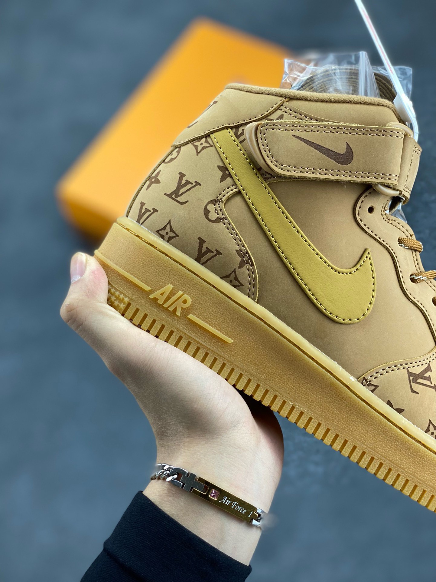 图片[6]-福利特价 NIke Air Force 1 \’07 Low “LV联名–小麦印花”空军一号 中帮 运动鞋 休闲鞋 折边针车 工艺难度大 原楦头原纸板 原装鞋盒 定制五金配件 内置全掌气垫 原厂鞋底 货号：DV9988-500 尺码：36 36.5 37.5 38 38.5 39 40 40.5 41 42 42.5 43 44 44.5 45-选品中心