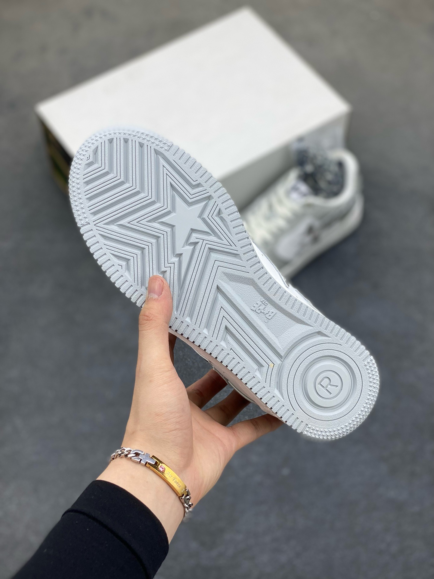 图片[5]-福利特价 独家私模 原鞋开发 正确色卡 欢迎对比 潮流教父nigo品牌 明星同款 Bape Sta 莫兰迪配色 经典百搭休闲运动板鞋 经典猿人头设计 纯正版型 海玻璃鞋垫 内置全掌气垫 全套顶级包装 包含猿人logo定制防尘袋 猿人logo卡片 抗压收纳抽屉式鞋盒 官方同步正码 货号：M91003H 尺码：36 36.5 37.5 38 38.5 39 40 40.5 41 42 42.5 43 44 44.5 45-选品中心