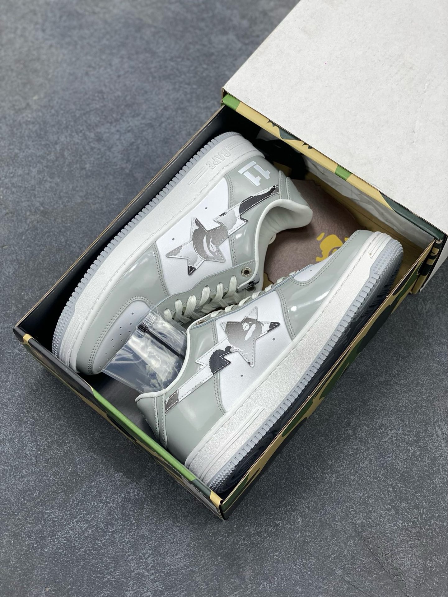 图片[9]-福利特价 独家私模 原鞋开发 正确色卡 欢迎对比 潮流教父nigo品牌 明星同款 Bape Sta 莫兰迪配色 经典百搭休闲运动板鞋 经典猿人头设计 纯正版型 海玻璃鞋垫 内置全掌气垫 全套顶级包装 包含猿人logo定制防尘袋 猿人logo卡片 抗压收纳抽屉式鞋盒 官方同步正码 货号：M91003H 尺码：36 36.5 37.5 38 38.5 39 40 40.5 41 42 42.5 43 44 44.5 45-选品中心