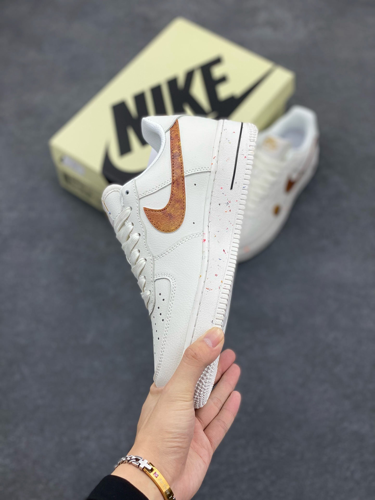 图片[3]-福利特价 Nike限量发售“星球限定系列”以月球为灵感，打造全 新AIR Force1板鞋原楦头原纸板打造纯正低帮空军版型 原盒配件拉邦完美大厂纯原品质出货电绣工艺 皮料切割干净无毛边细节完美 货号：XQ-2481822 尺码：36 36.5 37.5 38 38.5 39 40 40.5 41 42 42.5 43 44 44.5 45-选品中心