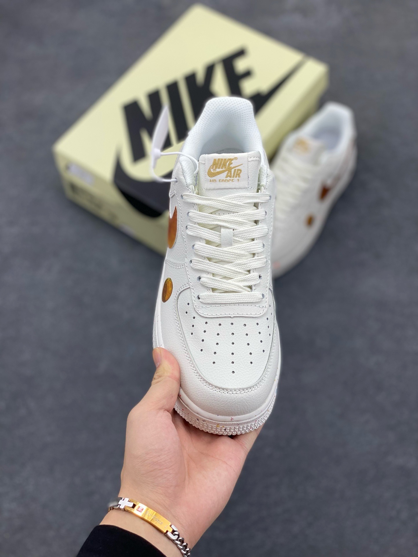 图片[2]-福利特价 Nike限量发售“星球限定系列”以月球为灵感，打造全 新AIR Force1板鞋原楦头原纸板打造纯正低帮空军版型 原盒配件拉邦完美大厂纯原品质出货电绣工艺 皮料切割干净无毛边细节完美 货号：XQ-2481822 尺码：36 36.5 37.5 38 38.5 39 40 40.5 41 42 42.5 43 44 44.5 45-选品中心