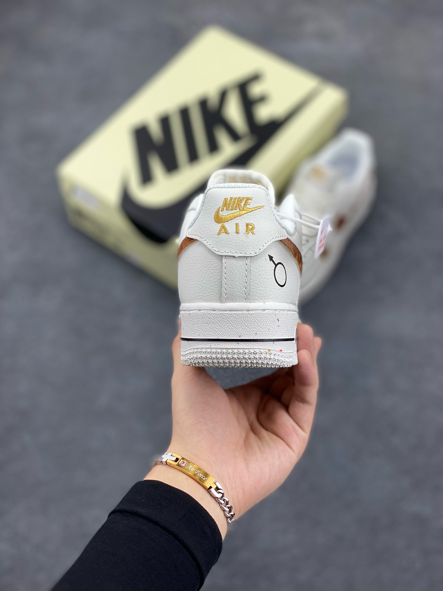 图片[4]-福利特价 Nike限量发售“星球限定系列”以月球为灵感，打造全 新AIR Force1板鞋原楦头原纸板打造纯正低帮空军版型 原盒配件拉邦完美大厂纯原品质出货电绣工艺 皮料切割干净无毛边细节完美 货号：XQ-2481822 尺码：36 36.5 37.5 38 38.5 39 40 40.5 41 42 42.5 43 44 44.5 45-选品中心