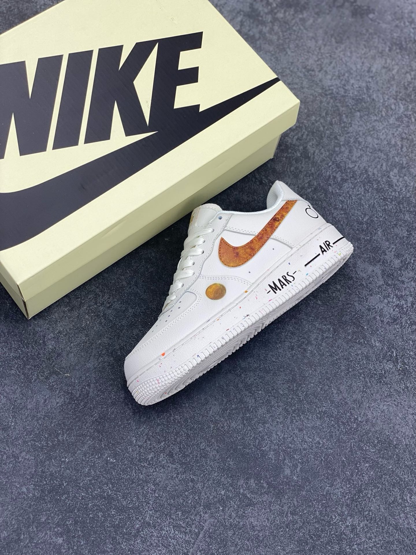 图片[7]-福利特价 Nike限量发售“星球限定系列”以月球为灵感，打造全 新AIR Force1板鞋原楦头原纸板打造纯正低帮空军版型 原盒配件拉邦完美大厂纯原品质出货电绣工艺 皮料切割干净无毛边细节完美 货号：XQ-2481822 尺码：36 36.5 37.5 38 38.5 39 40 40.5 41 42 42.5 43 44 44.5 45-选品中心