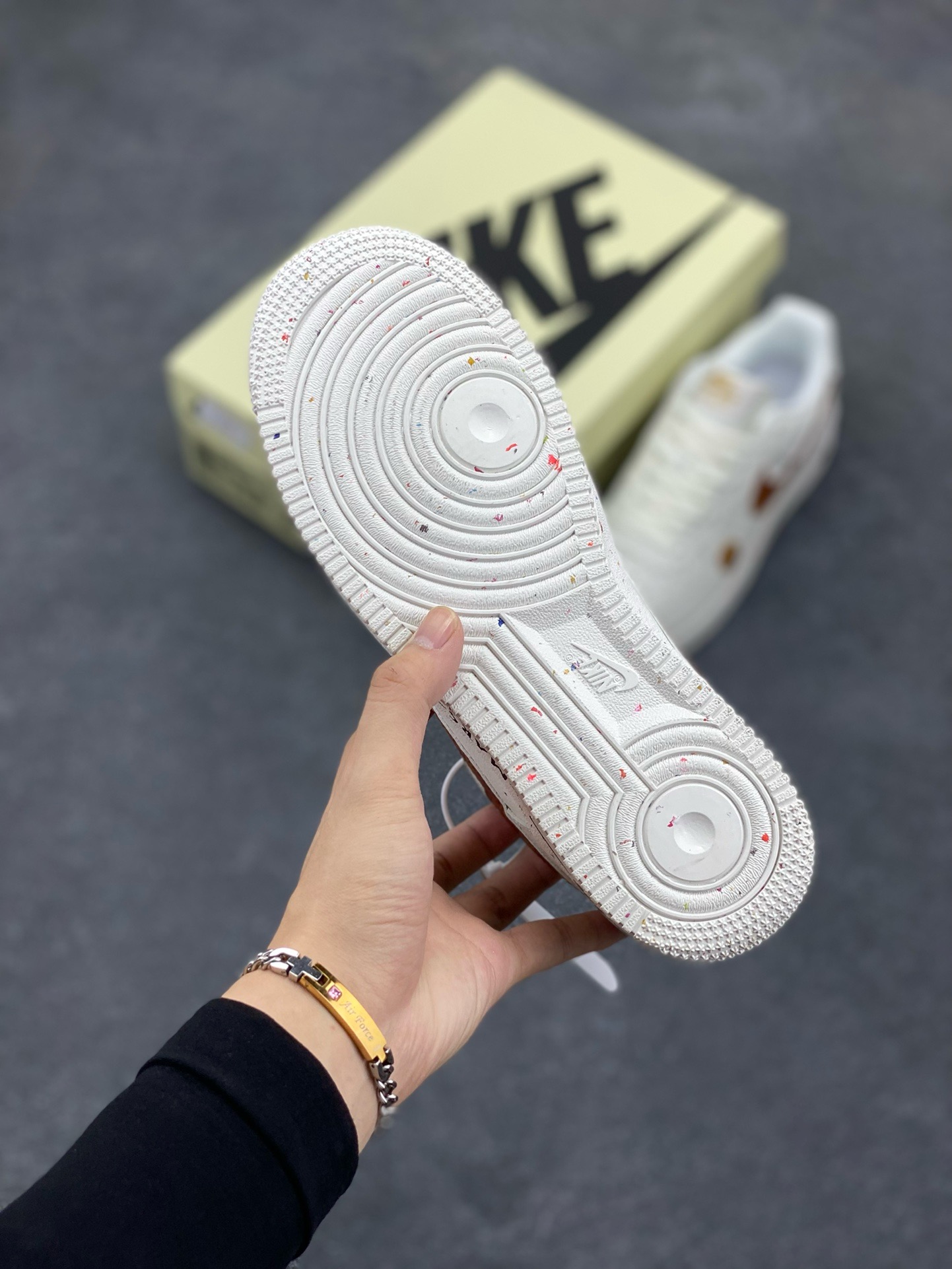 图片[5]-福利特价 Nike限量发售“星球限定系列”以月球为灵感，打造全 新AIR Force1板鞋原楦头原纸板打造纯正低帮空军版型 原盒配件拉邦完美大厂纯原品质出货电绣工艺 皮料切割干净无毛边细节完美 货号：XQ-2481822 尺码：36 36.5 37.5 38 38.5 39 40 40.5 41 42 42.5 43 44 44.5 45-选品中心