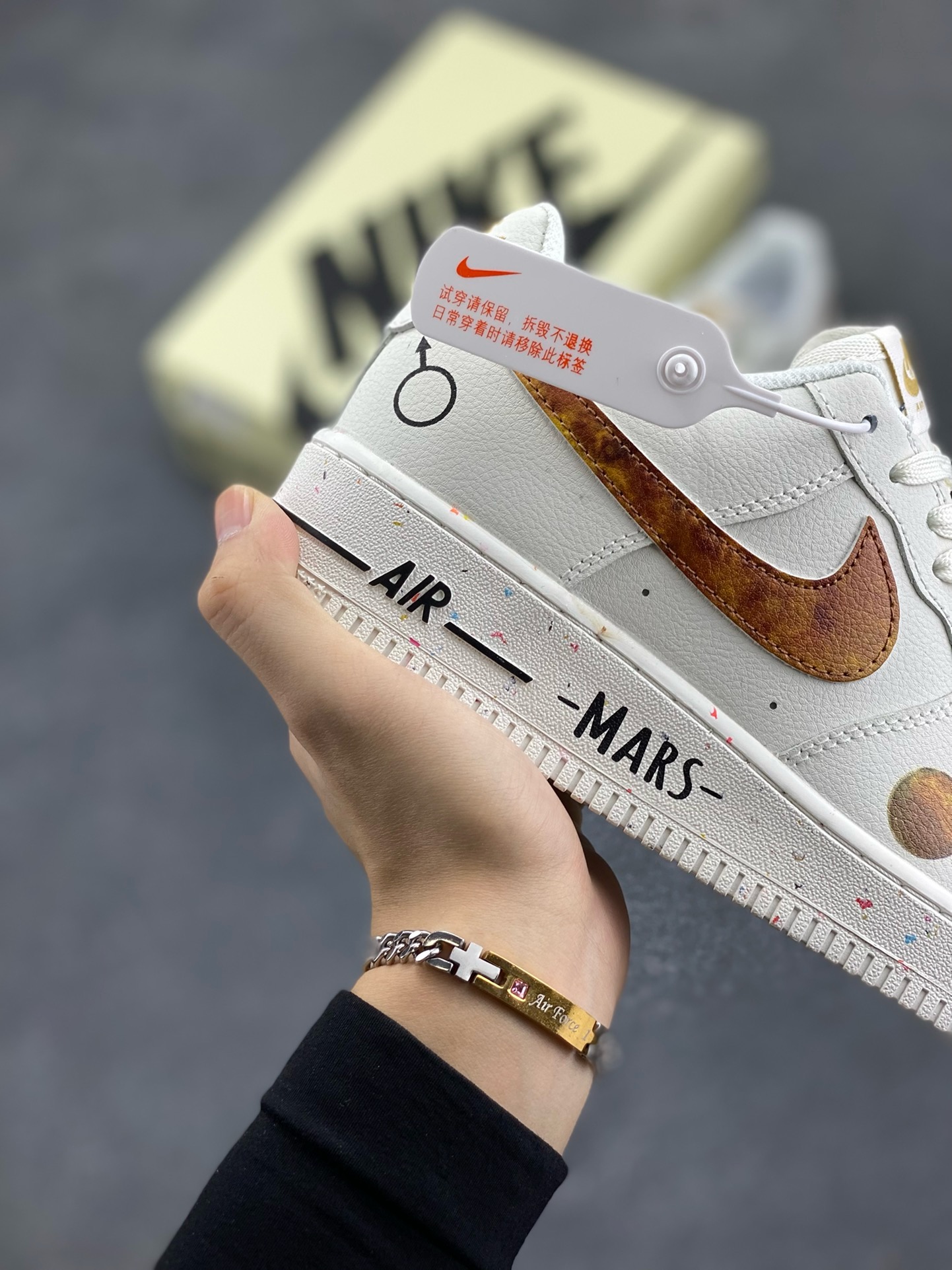 图片[6]-福利特价 Nike限量发售“星球限定系列”以月球为灵感，打造全 新AIR Force1板鞋原楦头原纸板打造纯正低帮空军版型 原盒配件拉邦完美大厂纯原品质出货电绣工艺 皮料切割干净无毛边细节完美 货号：XQ-2481822 尺码：36 36.5 37.5 38 38.5 39 40 40.5 41 42 42.5 43 44 44.5 45-选品中心