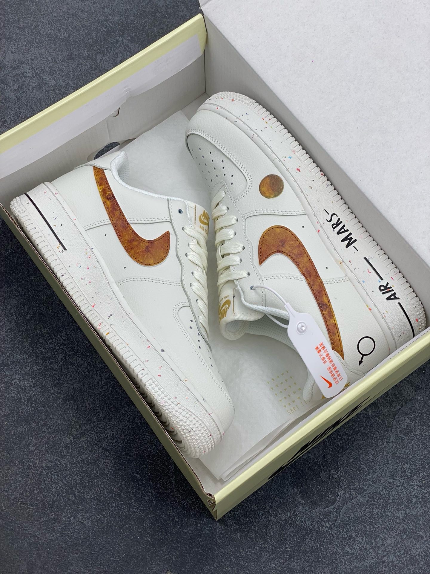 图片[9]-福利特价 Nike限量发售“星球限定系列”以月球为灵感，打造全 新AIR Force1板鞋原楦头原纸板打造纯正低帮空军版型 原盒配件拉邦完美大厂纯原品质出货电绣工艺 皮料切割干净无毛边细节完美 货号：XQ-2481822 尺码：36 36.5 37.5 38 38.5 39 40 40.5 41 42 42.5 43 44 44.5 45-选品中心