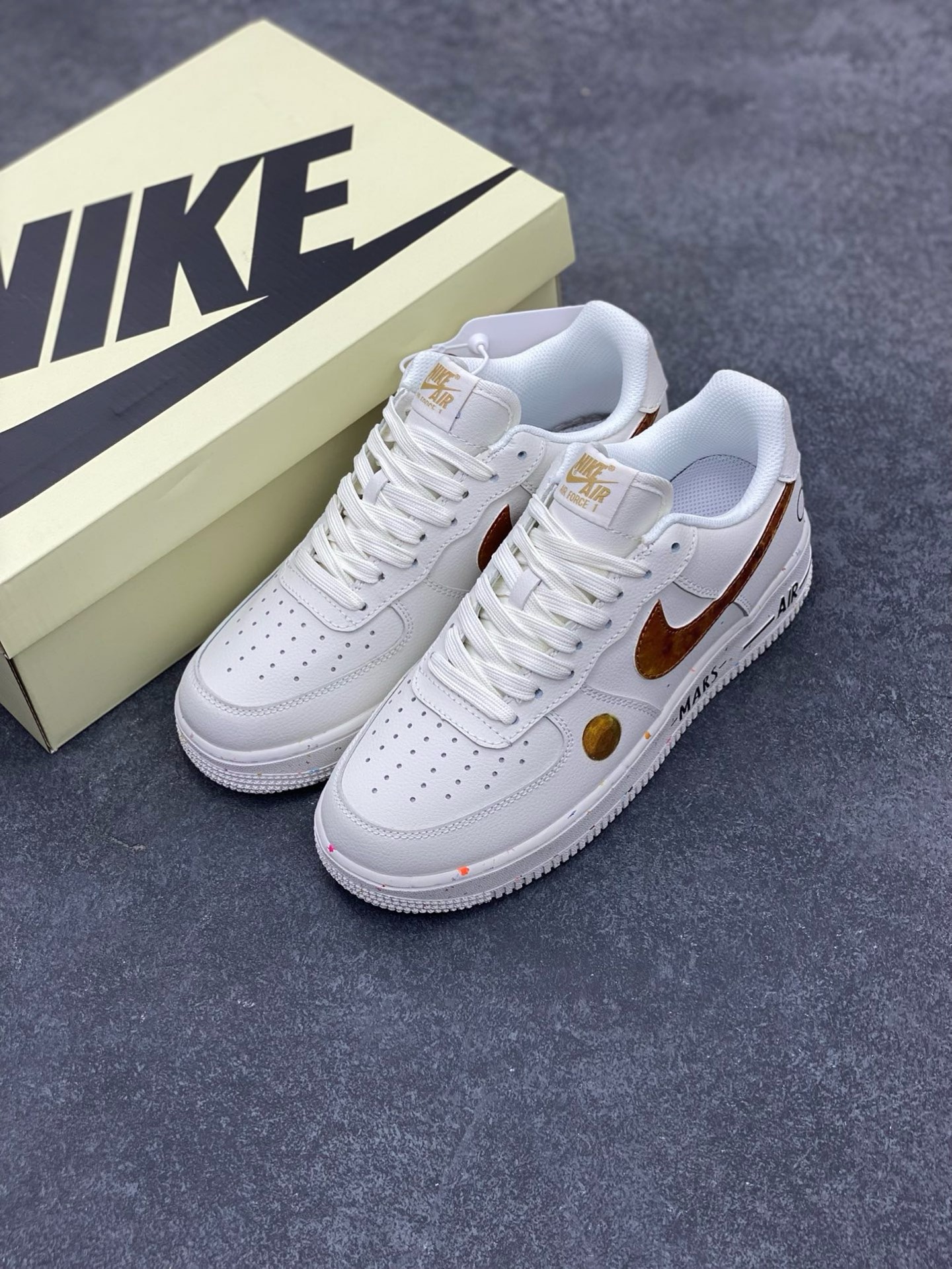 图片[8]-福利特价 Nike限量发售“星球限定系列”以月球为灵感，打造全 新AIR Force1板鞋原楦头原纸板打造纯正低帮空军版型 原盒配件拉邦完美大厂纯原品质出货电绣工艺 皮料切割干净无毛边细节完美 货号：XQ-2481822 尺码：36 36.5 37.5 38 38.5 39 40 40.5 41 42 42.5 43 44 44.5 45-选品中心