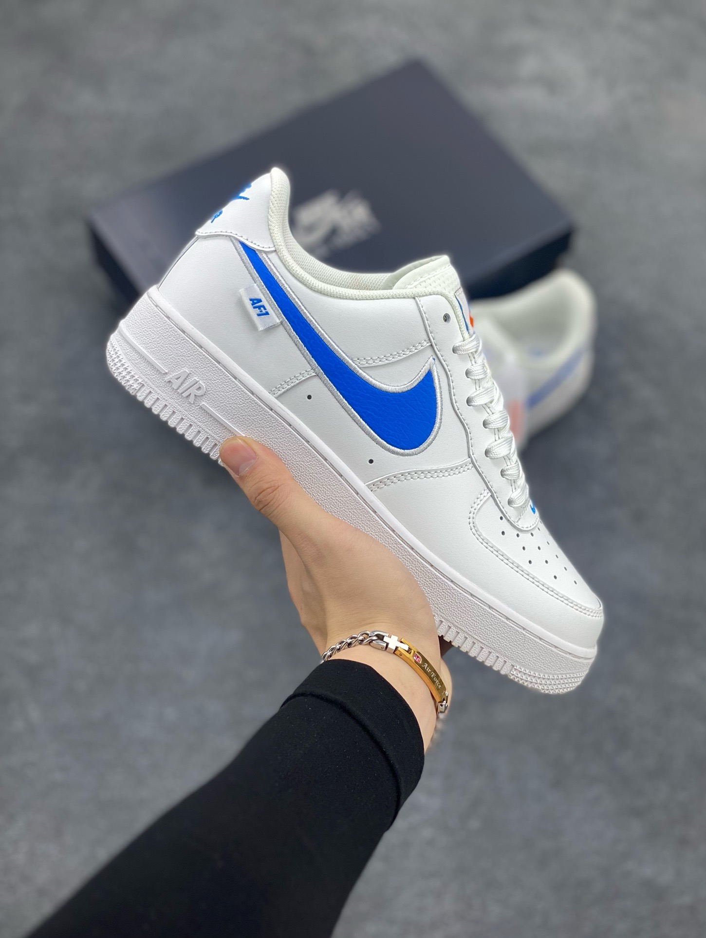 福利特价 Nike Air Force 1 Low 皮革电绣白蓝勾 空军一号低帮运动休闲板鞋 原楦头原纸板 打造纯正空军版型#专注外贸渠道 全掌内置蜂窝气垫 #原盒配件 原厂中底钢印、拉帮完美 货号：FN7804-100 尺码：36 36.5 37.5 38 38.5 39 40 40.5 41 42 42.5 43 44 44.5 45-选品中心