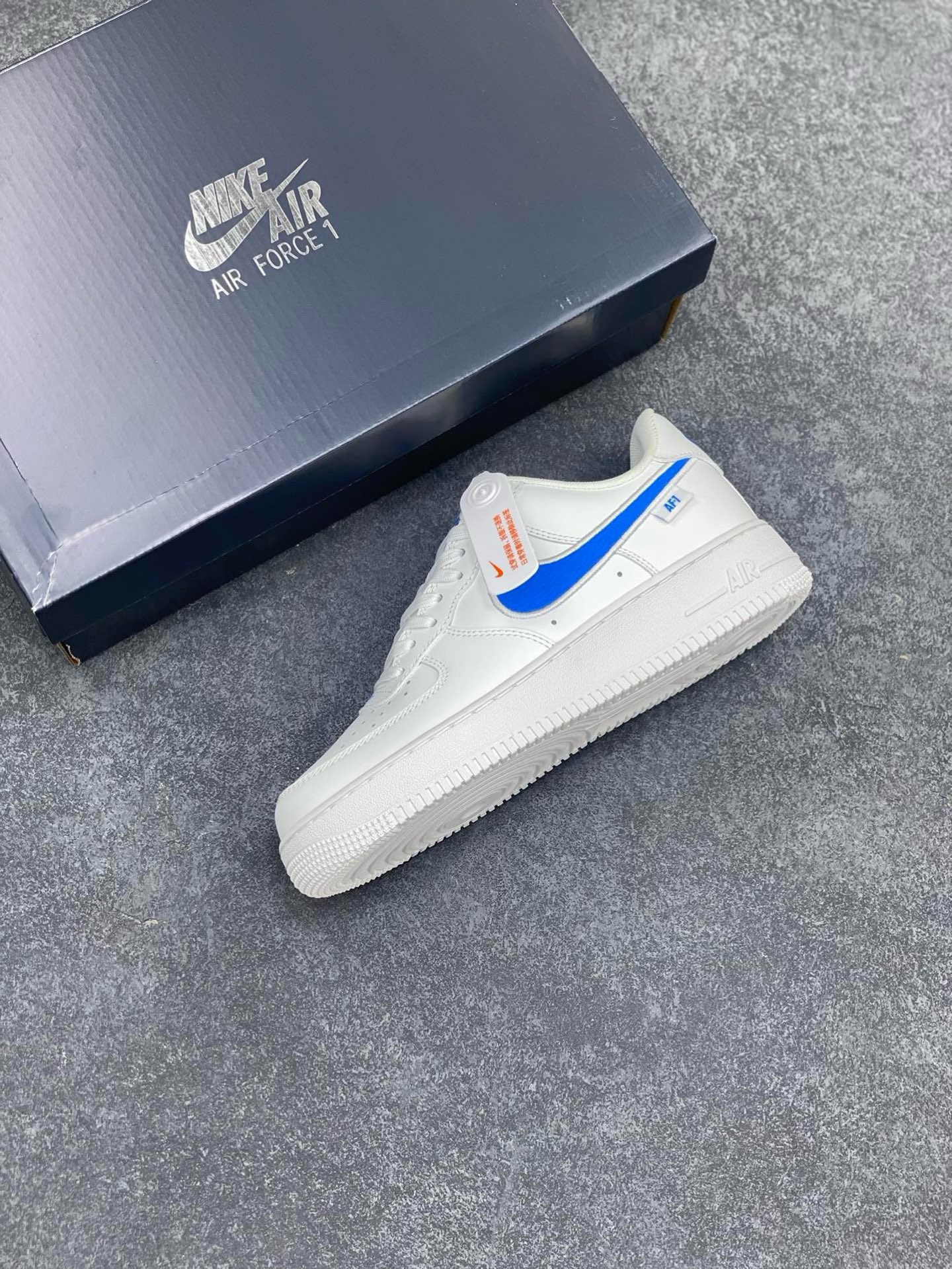 图片[7]-福利特价 Nike Air Force 1 Low 皮革电绣白蓝勾 空军一号低帮运动休闲板鞋 原楦头原纸板 打造纯正空军版型#专注外贸渠道 全掌内置蜂窝气垫 #原盒配件 原厂中底钢印、拉帮完美 货号：FN7804-100 尺码：36 36.5 37.5 38 38.5 39 40 40.5 41 42 42.5 43 44 44.5 45-选品中心