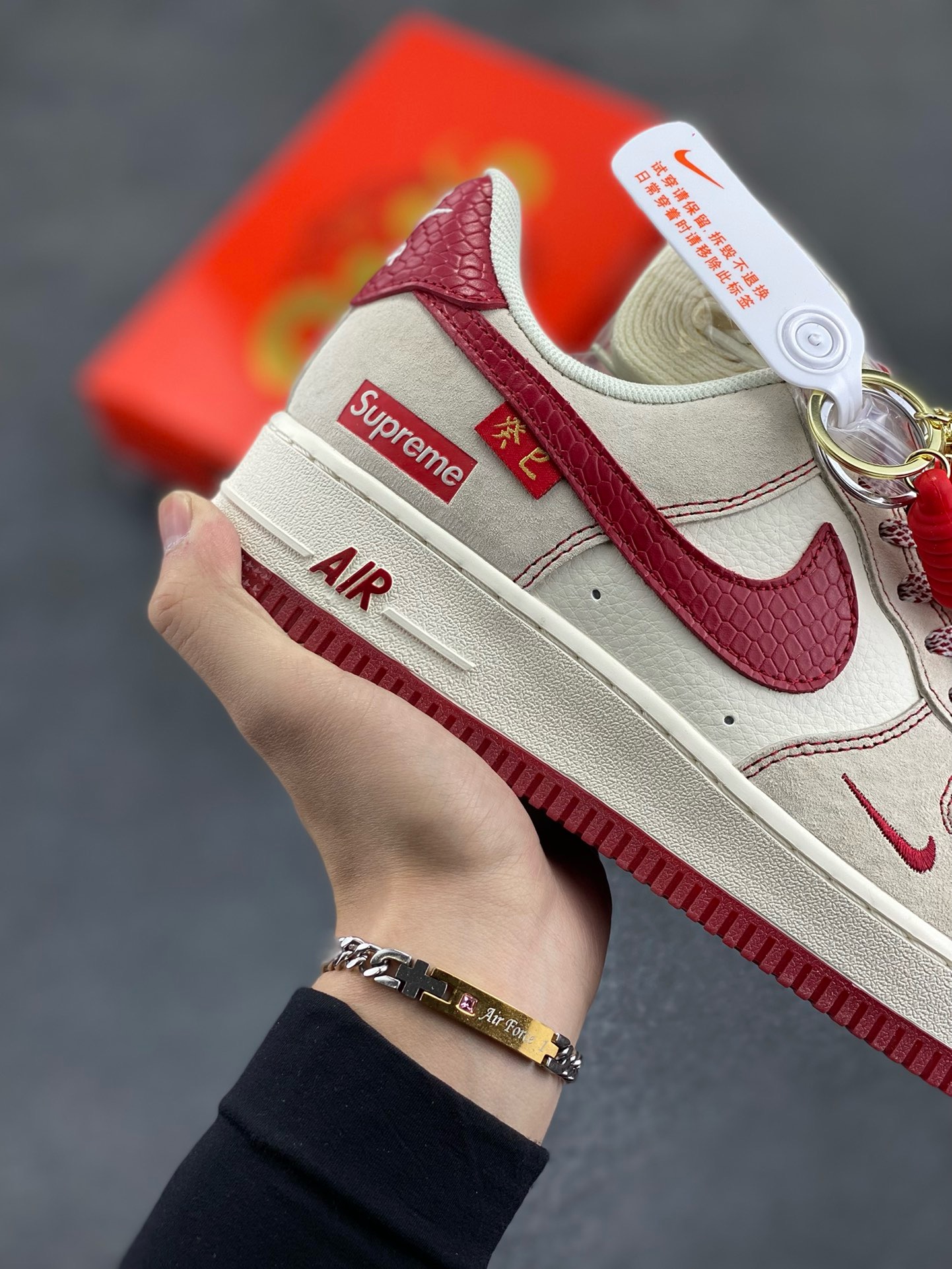 图片[6]-NIke Air Force 1 \’07 Low “Supreme联名蛇年限定——红蛇纹勾”空军一号 低帮 运动鞋 休闲鞋 折边针车 工艺难度大 原楦头原纸板 原装鞋盒 定制五金配件 内置全掌气垫 原厂鞋底 货号：HH7518-032 尺码：36 36.5 37.5 38 38.5 39 40 40.5 41 42 42.5 43 44 44.5 45-选品中心