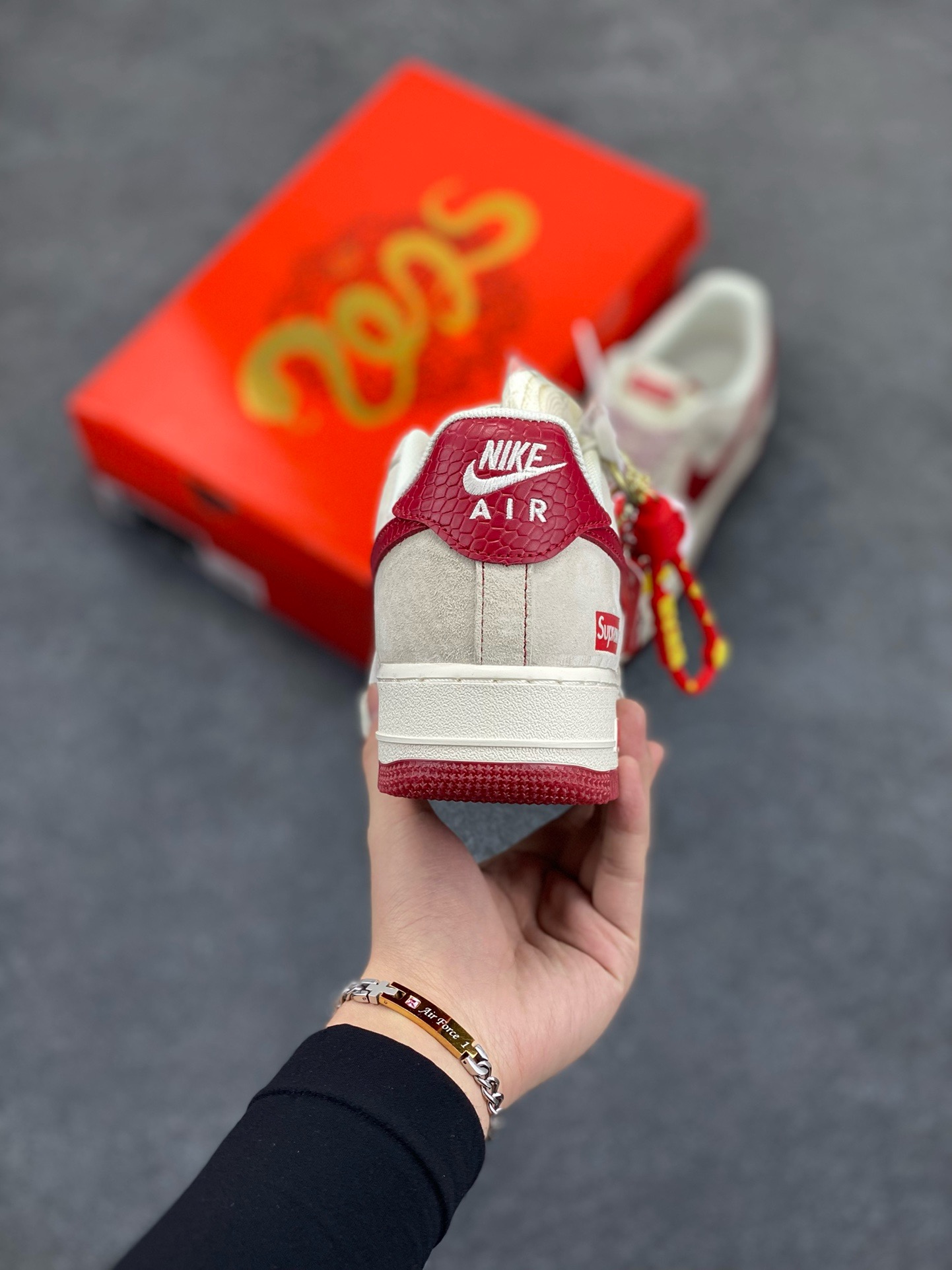 图片[4]-NIke Air Force 1 \’07 Low “Supreme联名蛇年限定——红蛇纹勾”空军一号 低帮 运动鞋 休闲鞋 折边针车 工艺难度大 原楦头原纸板 原装鞋盒 定制五金配件 内置全掌气垫 原厂鞋底 货号：HH7518-032 尺码：36 36.5 37.5 38 38.5 39 40 40.5 41 42 42.5 43 44 44.5 45-选品中心