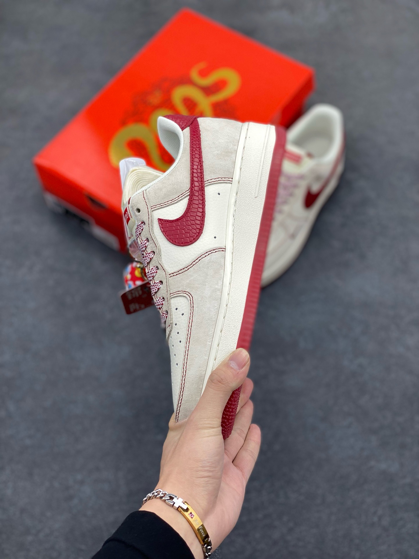 图片[3]-NIke Air Force 1 \’07 Low “Supreme联名蛇年限定——红蛇纹勾”空军一号 低帮 运动鞋 休闲鞋 折边针车 工艺难度大 原楦头原纸板 原装鞋盒 定制五金配件 内置全掌气垫 原厂鞋底 货号：HH7518-032 尺码：36 36.5 37.5 38 38.5 39 40 40.5 41 42 42.5 43 44 44.5 45-选品中心