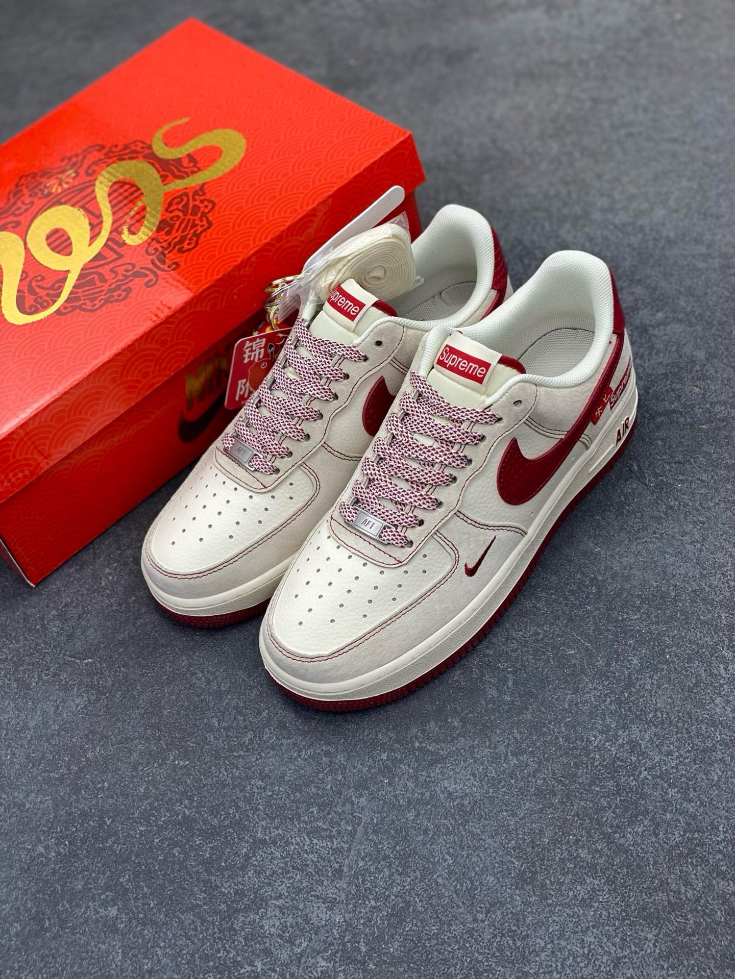 图片[8]-NIke Air Force 1 \’07 Low “Supreme联名蛇年限定——红蛇纹勾”空军一号 低帮 运动鞋 休闲鞋 折边针车 工艺难度大 原楦头原纸板 原装鞋盒 定制五金配件 内置全掌气垫 原厂鞋底 货号：HH7518-032 尺码：36 36.5 37.5 38 38.5 39 40 40.5 41 42 42.5 43 44 44.5 45-选品中心