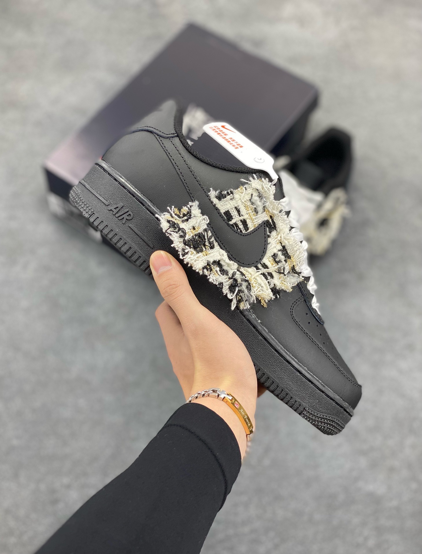 福利特价 Nike Air Force 1 ’07 Low 空军一号低帮百搭休闲运动板鞋。柔软、弹性十足的缓震性能和出色的中底设计，横跨复古与现代的外型结合，造就出风靡全球三十多年的Force 1，直到今天还深受青睐 货号：DD8959-001 尺码：36 36.5 37.5 38 38.5 39 40 40.5 41 42 42.5 43 44 44.5 45-选品中心