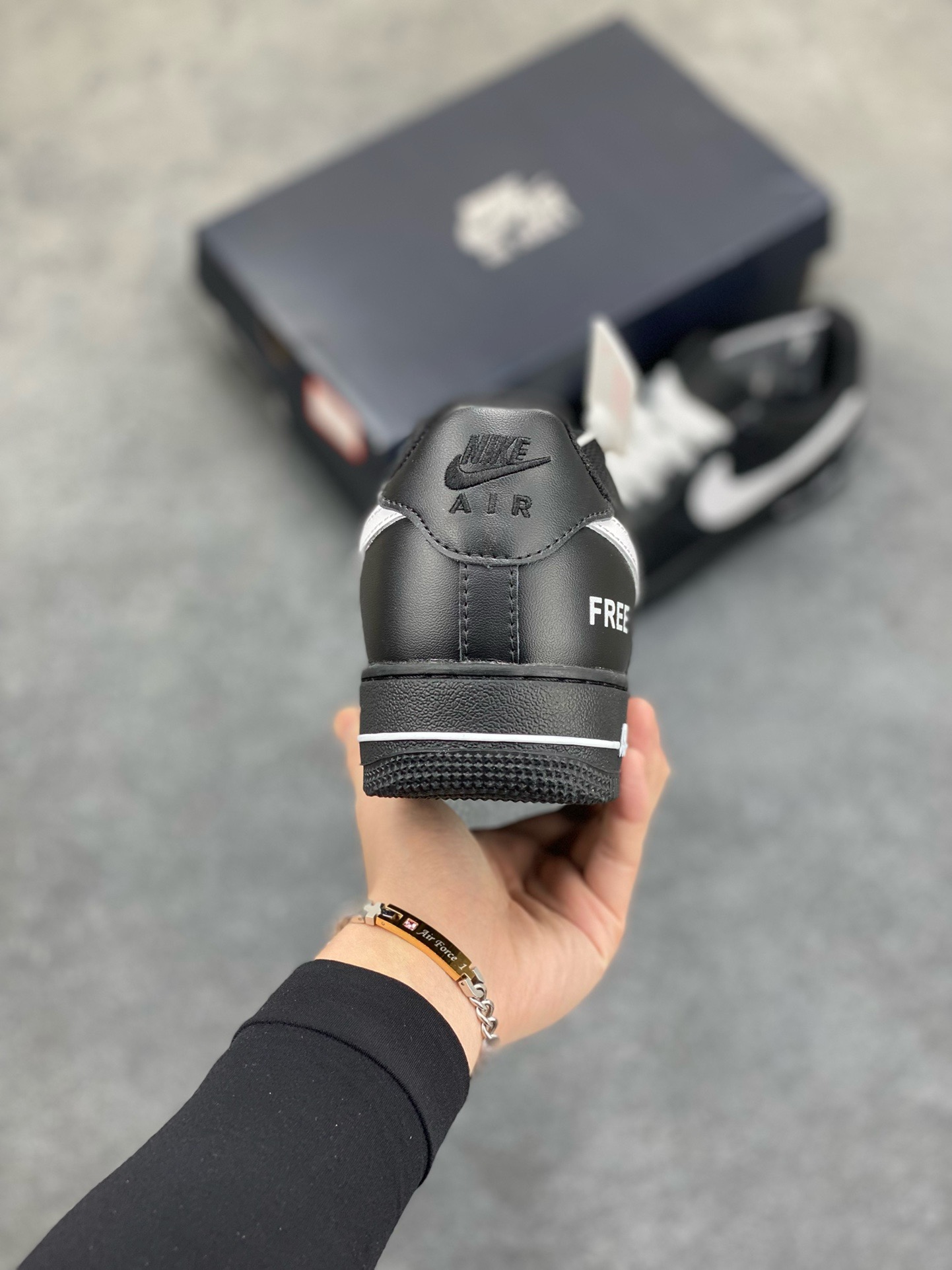 图片[4]-福利特价 Nike Air Force 1 ’07 Low 空军一号低帮百搭休闲运动板鞋。柔软、弹性十足的缓震性能和出色的中底设计，横跨复古与现代的外型结合，造就出风靡全球三十多年的Force 1，直到今天还深受青睐 货号：CW2288-001 尺码：36 36.5 37.5 38 38.5 39 40 40.5 41 42 42.5 43 44 44.5 45-选品中心