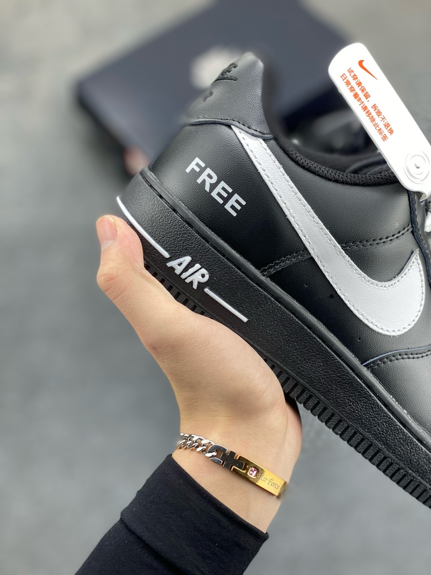 图片[6]-福利特价 Nike Air Force 1 ’07 Low 空军一号低帮百搭休闲运动板鞋。柔软、弹性十足的缓震性能和出色的中底设计，横跨复古与现代的外型结合，造就出风靡全球三十多年的Force 1，直到今天还深受青睐 货号：CW2288-001 尺码：36 36.5 37.5 38 38.5 39 40 40.5 41 42 42.5 43 44 44.5 45-选品中心