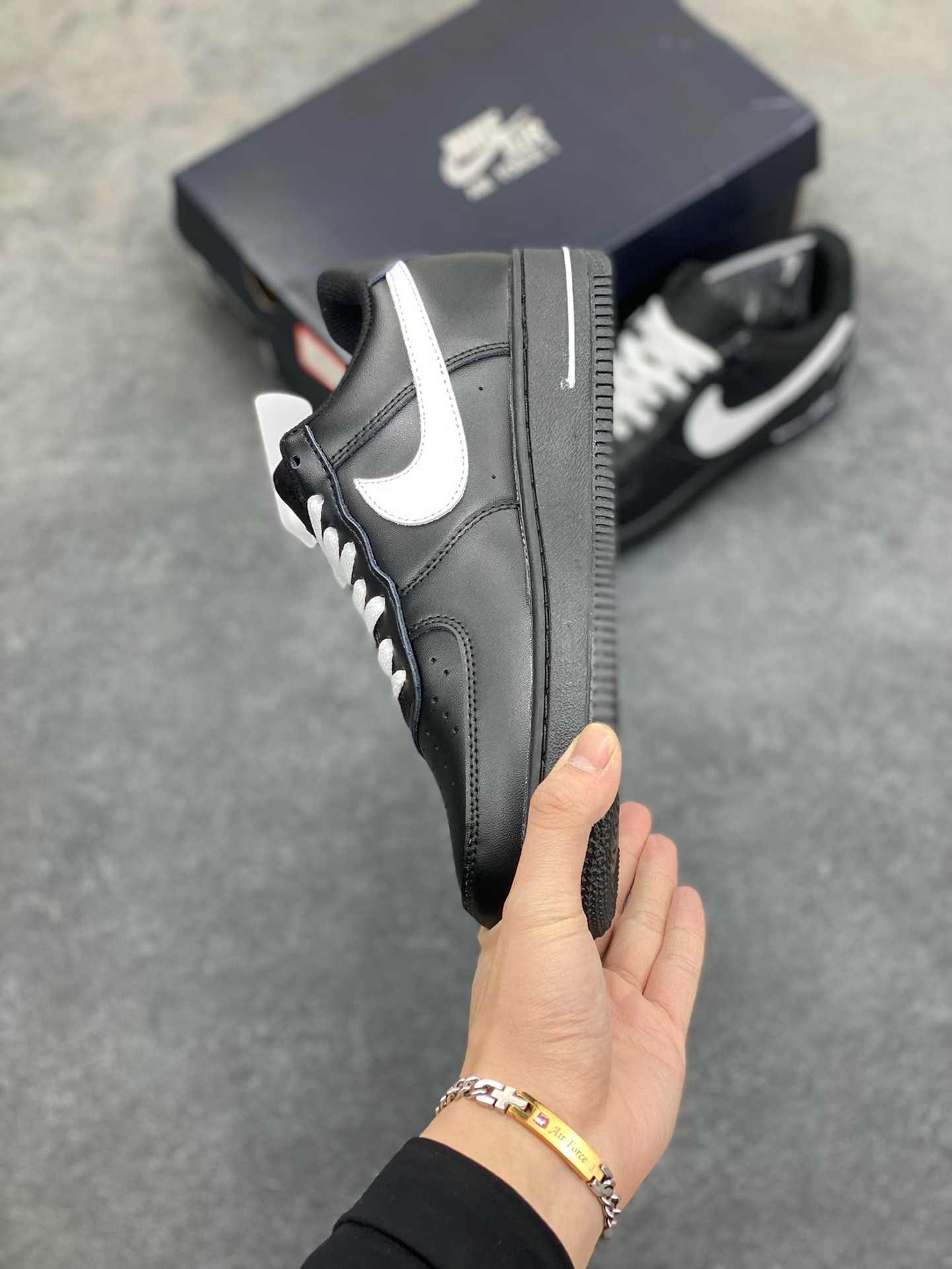 图片[3]-福利特价 Nike Air Force 1 ’07 Low 空军一号低帮百搭休闲运动板鞋。柔软、弹性十足的缓震性能和出色的中底设计，横跨复古与现代的外型结合，造就出风靡全球三十多年的Force 1，直到今天还深受青睐 货号：CW2288-001 尺码：36 36.5 37.5 38 38.5 39 40 40.5 41 42 42.5 43 44 44.5 45-选品中心