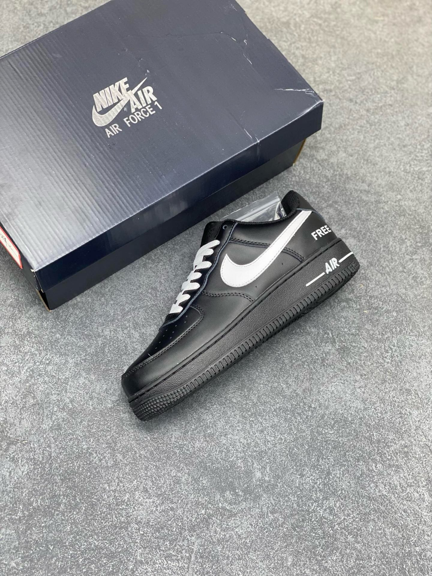 图片[7]-福利特价 Nike Air Force 1 ’07 Low 空军一号低帮百搭休闲运动板鞋。柔软、弹性十足的缓震性能和出色的中底设计，横跨复古与现代的外型结合，造就出风靡全球三十多年的Force 1，直到今天还深受青睐 货号：CW2288-001 尺码：36 36.5 37.5 38 38.5 39 40 40.5 41 42 42.5 43 44 44.5 45-选品中心