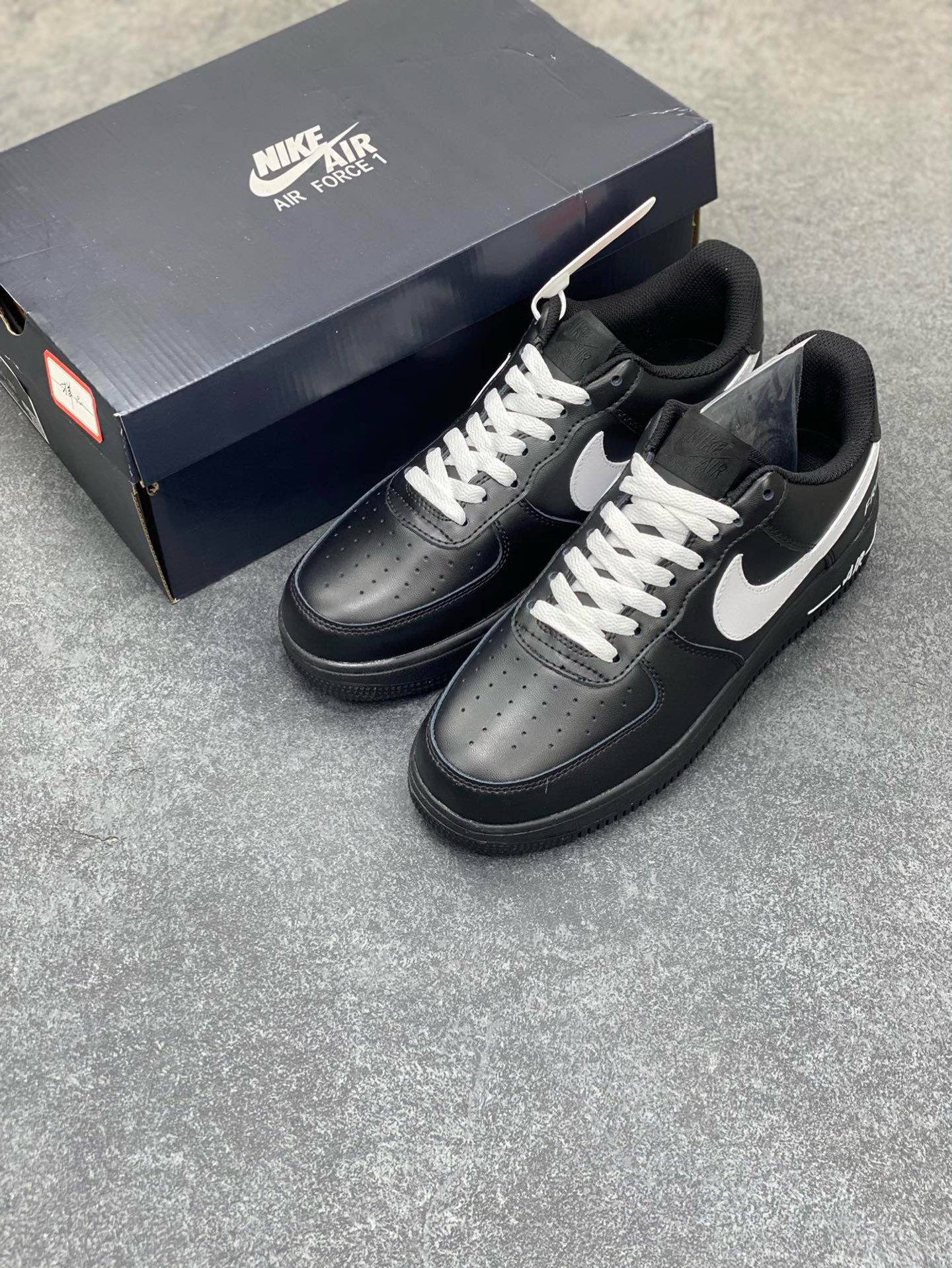 图片[8]-福利特价 Nike Air Force 1 ’07 Low 空军一号低帮百搭休闲运动板鞋。柔软、弹性十足的缓震性能和出色的中底设计，横跨复古与现代的外型结合，造就出风靡全球三十多年的Force 1，直到今天还深受青睐 货号：CW2288-001 尺码：36 36.5 37.5 38 38.5 39 40 40.5 41 42 42.5 43 44 44.5 45-选品中心