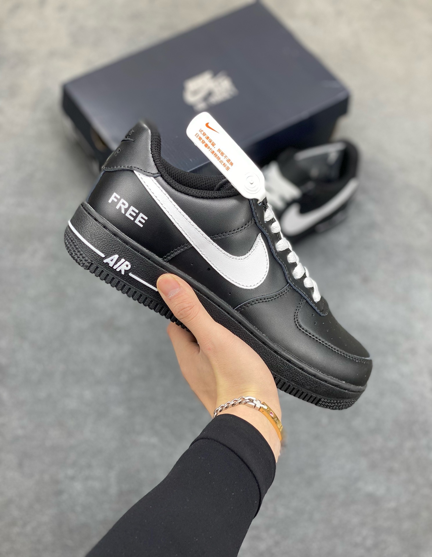 福利特价 Nike Air Force 1 ’07 Low 空军一号低帮百搭休闲运动板鞋。柔软、弹性十足的缓震性能和出色的中底设计，横跨复古与现代的外型结合，造就出风靡全球三十多年的Force 1，直到今天还深受青睐 货号：CW2288-001 尺码：36 36.5 37.5 38 38.5 39 40 40.5 41 42 42.5 43 44 44.5 45-选品中心