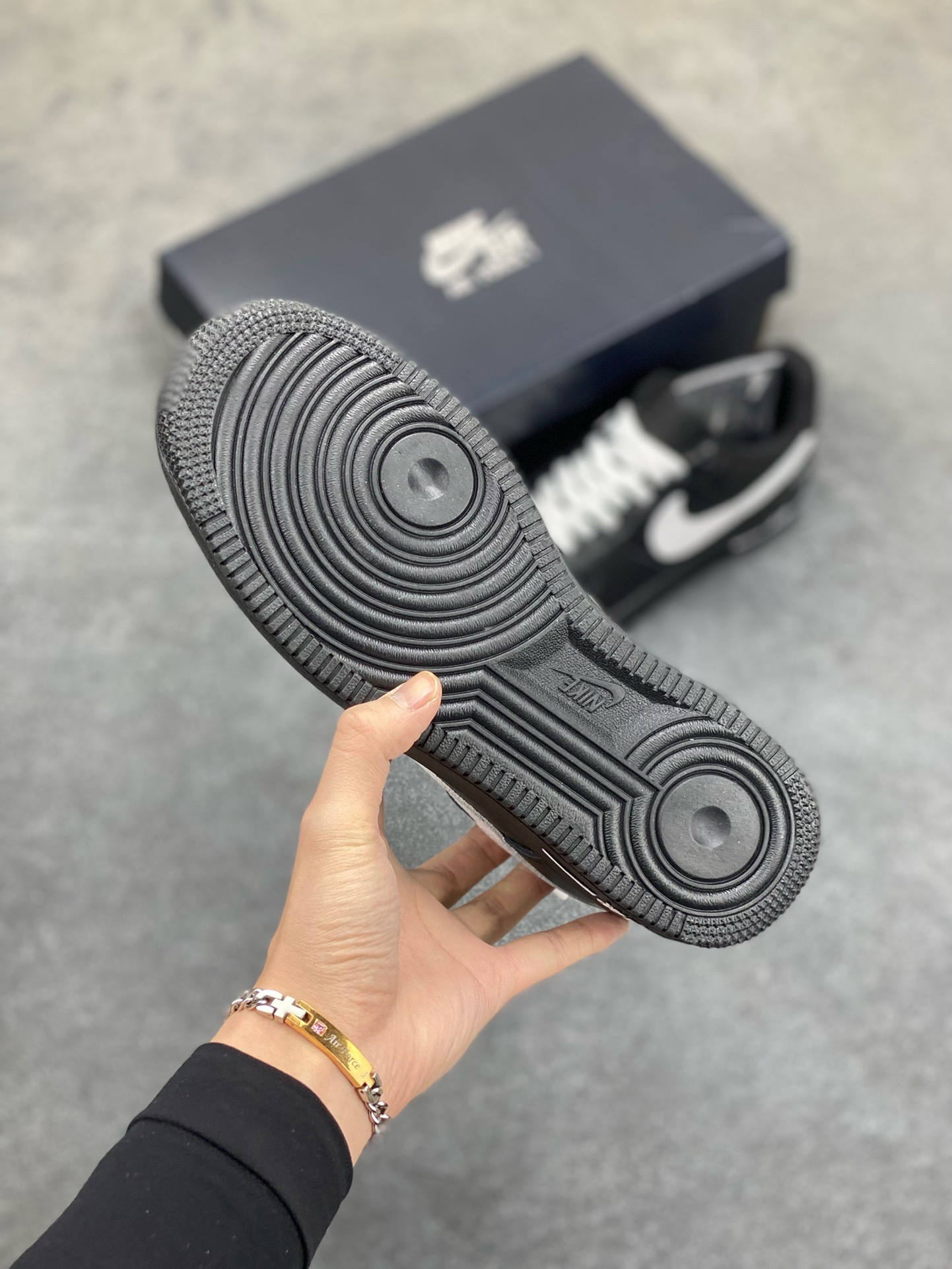 图片[5]-福利特价 Nike Air Force 1 ’07 Low 空军一号低帮百搭休闲运动板鞋。柔软、弹性十足的缓震性能和出色的中底设计，横跨复古与现代的外型结合，造就出风靡全球三十多年的Force 1，直到今天还深受青睐 货号：CW2288-001 尺码：36 36.5 37.5 38 38.5 39 40 40.5 41 42 42.5 43 44 44.5 45-选品中心