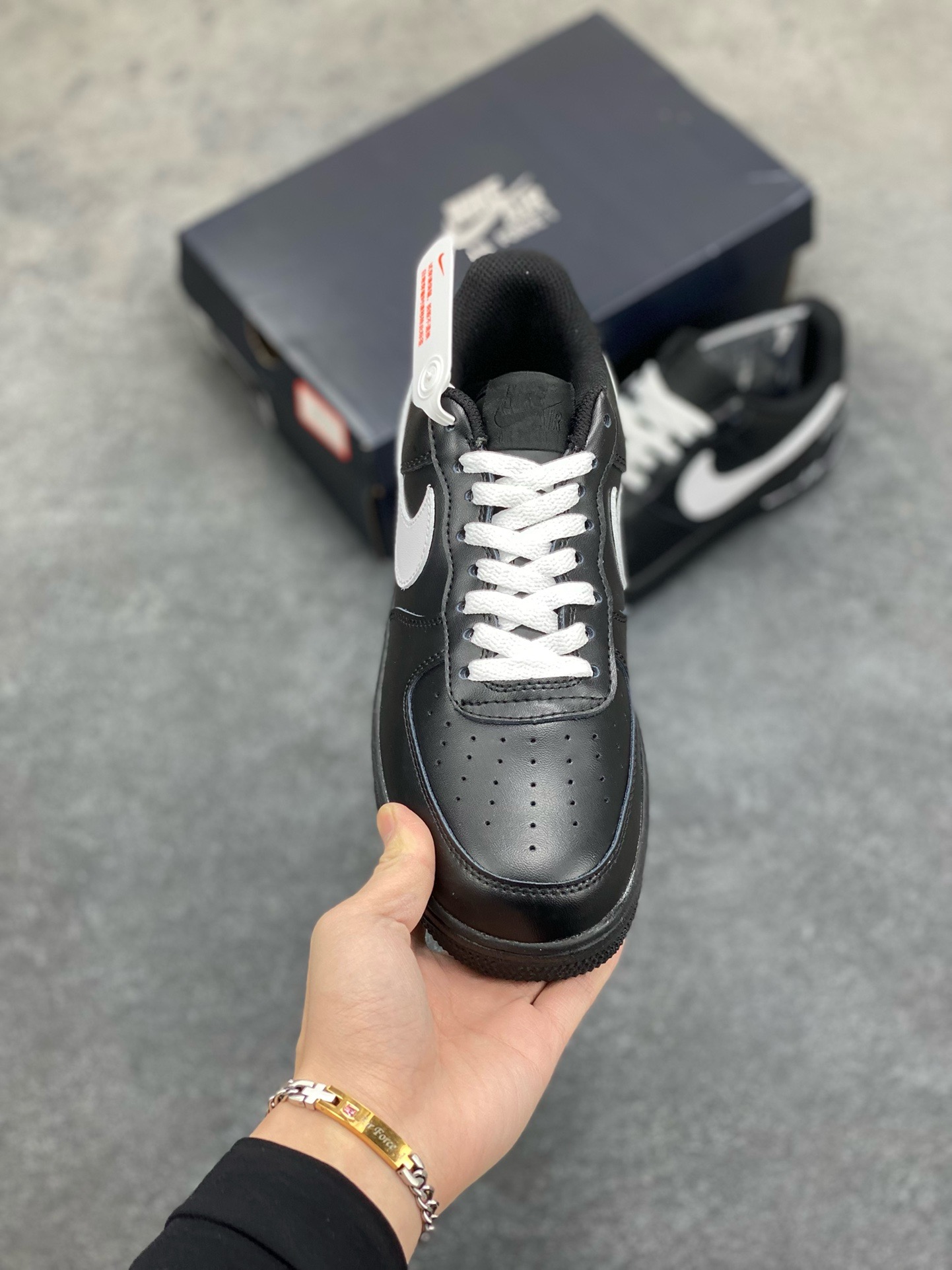 图片[2]-福利特价 Nike Air Force 1 ’07 Low 空军一号低帮百搭休闲运动板鞋。柔软、弹性十足的缓震性能和出色的中底设计，横跨复古与现代的外型结合，造就出风靡全球三十多年的Force 1，直到今天还深受青睐 货号：CW2288-001 尺码：36 36.5 37.5 38 38.5 39 40 40.5 41 42 42.5 43 44 44.5 45-选品中心