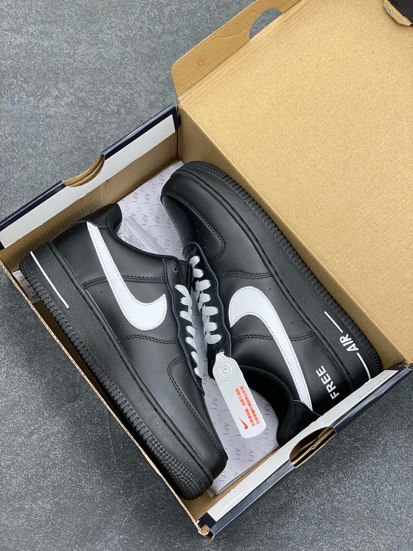 图片[9]-福利特价 Nike Air Force 1 ’07 Low 空军一号低帮百搭休闲运动板鞋。柔软、弹性十足的缓震性能和出色的中底设计，横跨复古与现代的外型结合，造就出风靡全球三十多年的Force 1，直到今天还深受青睐 货号：CW2288-001 尺码：36 36.5 37.5 38 38.5 39 40 40.5 41 42 42.5 43 44 44.5 45-选品中心