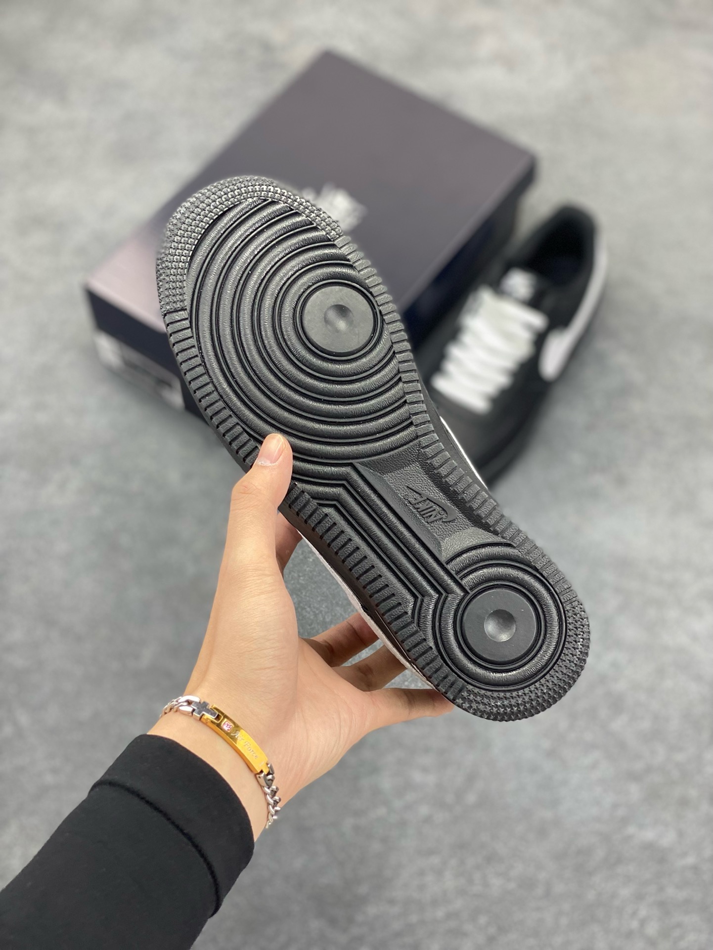 图片[5]-福利特价 Nike Air Force 1 ’07 Low 空军一号低帮百搭休闲运动板鞋。柔软、弹性十足的缓震性能和出色的中底设计，横跨复古与现代的外型结合，造就出风靡全球三十多年的Force 1，直到今天还深受青睐 货号：DD8959-101 尺码：36 36.5 37.5 38 38.5 39 40 40.5 41 42 42.5 43 44 44.5 45-选品中心