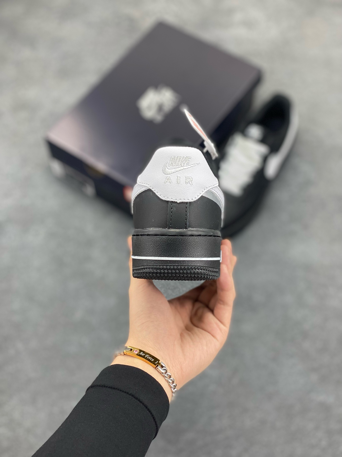 图片[4]-福利特价 Nike Air Force 1 ’07 Low 空军一号低帮百搭休闲运动板鞋。柔软、弹性十足的缓震性能和出色的中底设计，横跨复古与现代的外型结合，造就出风靡全球三十多年的Force 1，直到今天还深受青睐 货号：DD8959-101 尺码：36 36.5 37.5 38 38.5 39 40 40.5 41 42 42.5 43 44 44.5 45-选品中心