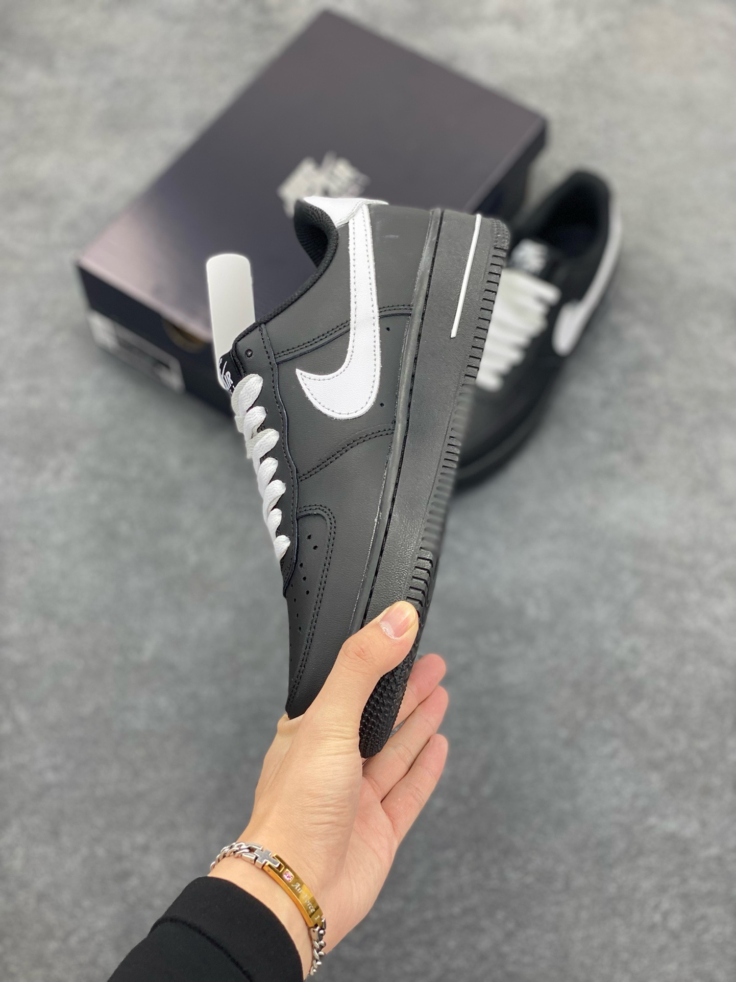 图片[3]-福利特价 Nike Air Force 1 ’07 Low 空军一号低帮百搭休闲运动板鞋。柔软、弹性十足的缓震性能和出色的中底设计，横跨复古与现代的外型结合，造就出风靡全球三十多年的Force 1，直到今天还深受青睐 货号：DD8959-101 尺码：36 36.5 37.5 38 38.5 39 40 40.5 41 42 42.5 43 44 44.5 45-选品中心