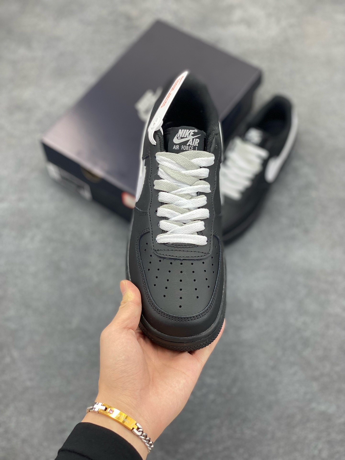 图片[2]-福利特价 Nike Air Force 1 ’07 Low 空军一号低帮百搭休闲运动板鞋。柔软、弹性十足的缓震性能和出色的中底设计，横跨复古与现代的外型结合，造就出风靡全球三十多年的Force 1，直到今天还深受青睐 货号：DD8959-101 尺码：36 36.5 37.5 38 38.5 39 40 40.5 41 42 42.5 43 44 44.5 45-选品中心